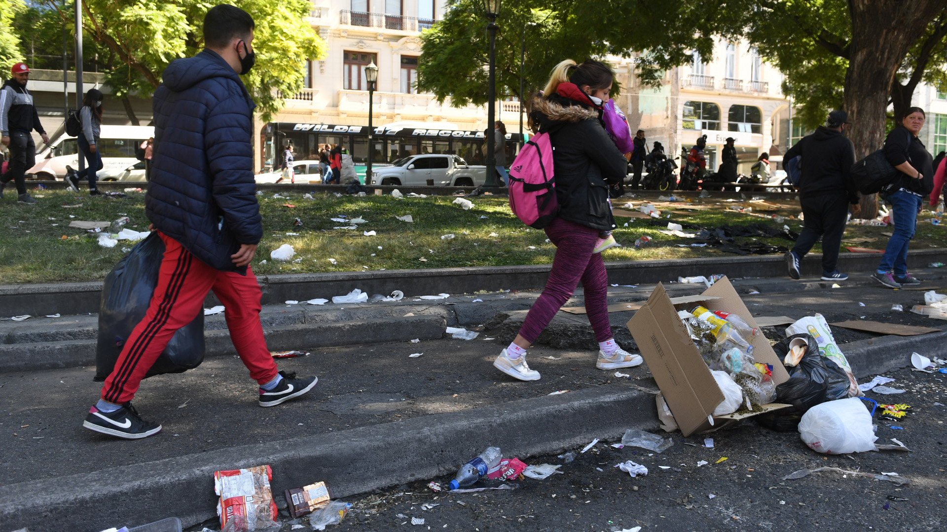 Las carpas se empezaron a desarmar desde el mediodía de hoy