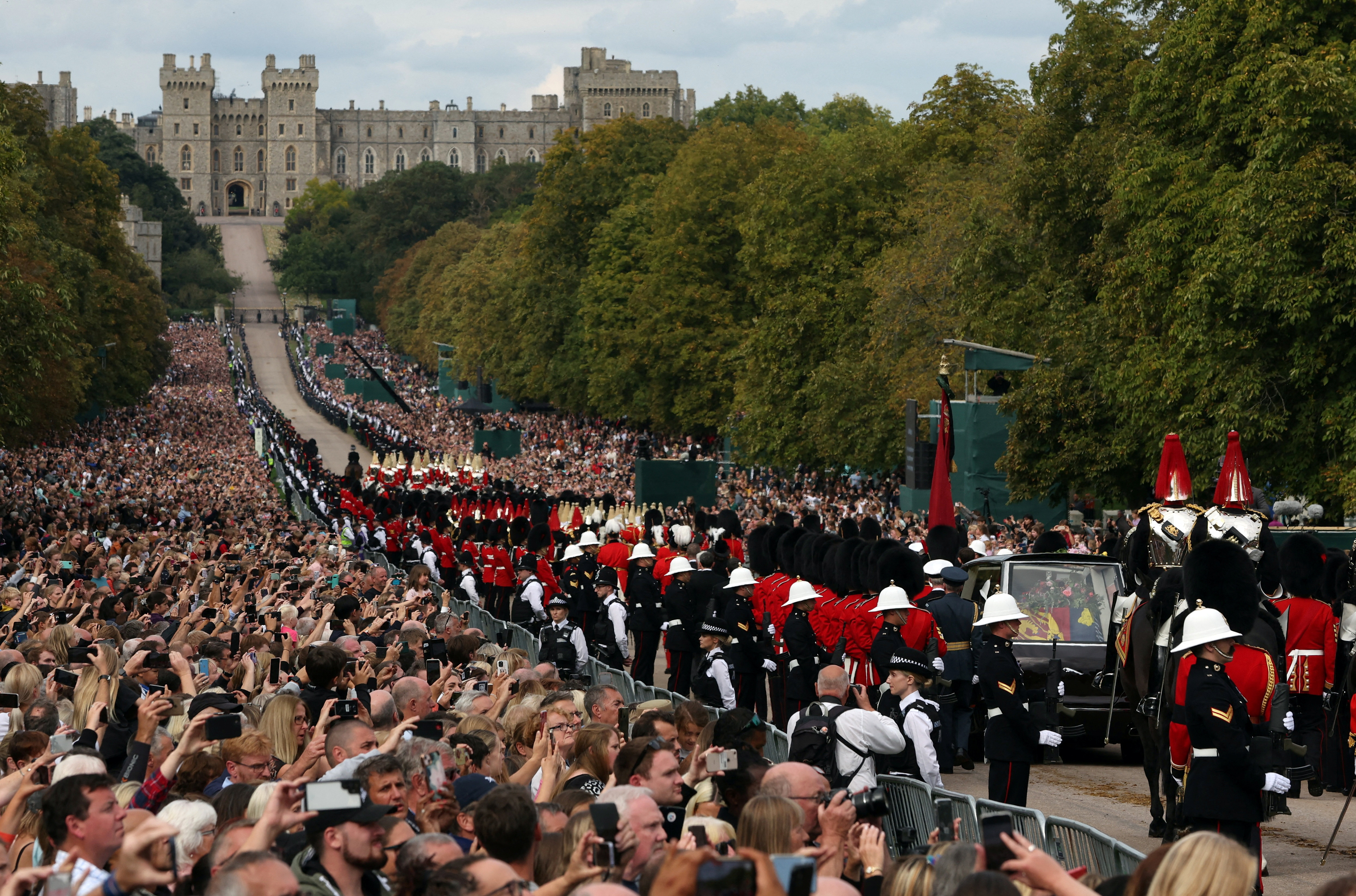 En Windsor, más de 1000 militares participaron en la actividad ceremonial, incluidos 410 que participaron en la procesión desde Albert Road, Windsor, hasta la Capilla de San Jorge, en el Castillo de Windsor. 