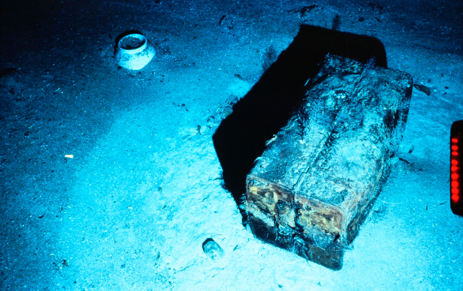 Un baúl perteneciente a los pasajeros de S.S. Central America Ansel y Adeline Easton que fue descubierto en el lecho marino del Océano Atlántico en 1990  (California Gold Marketing Group a través de AP)

