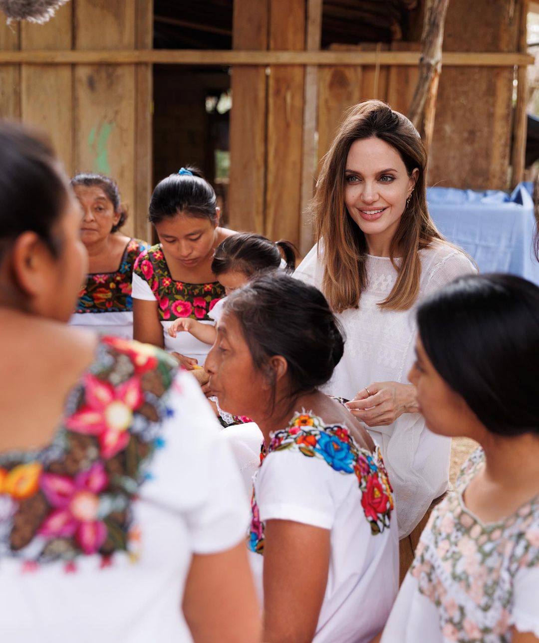 Angelina had fun with the children and the Mayan women who learned how to take care of one of the most important bees in the country (Instagram/@guerlain @germanlarkin)