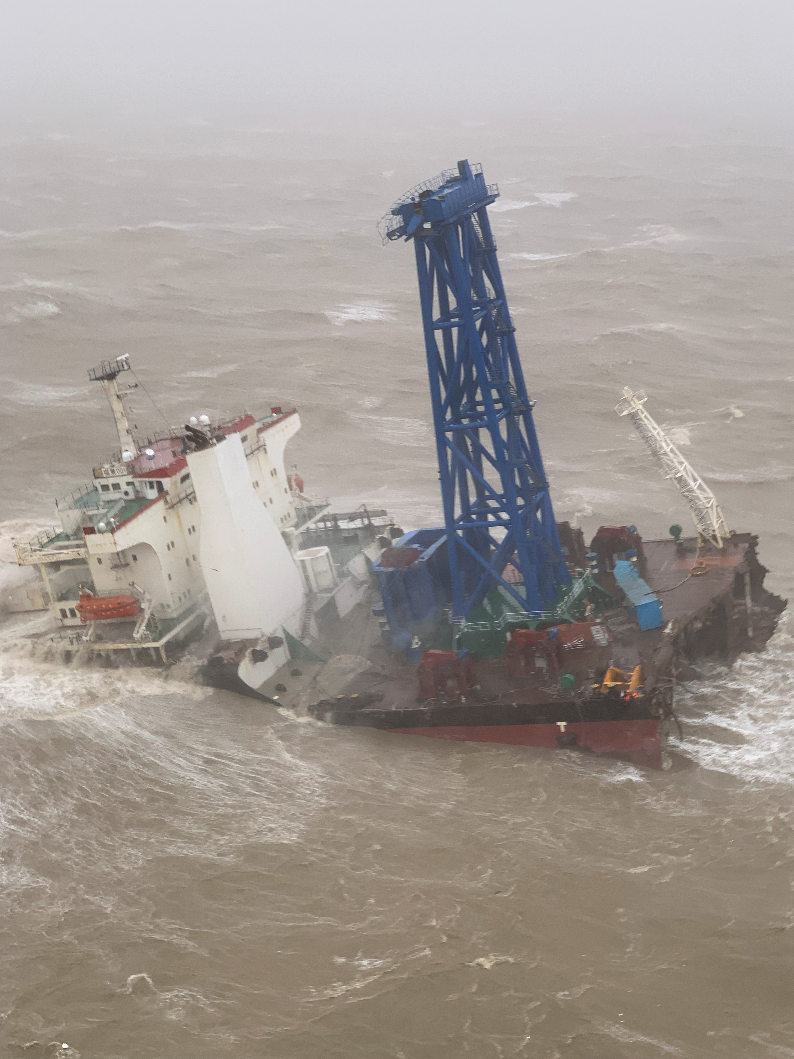 Un barco hundiéndose después de partirse en dos debido a la tormenta tropical Chaba (Hong Kong Government Flying Service/Handout via REUTERS)