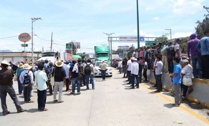 Familiares y vecinos de Yoseline bloquearon la carretera Acapulco- México como manera de presión para que las autoridades aceleren la búsqueda de la adolescente. (Foto:  Eduardo Guerrero/ Cuartoscuro)