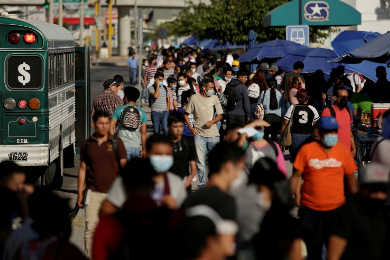 Foto de archivo: Solicitantes de empleo se congregan para postularse a puestos de trabajo en fábricas de ensamblaje mientras continúa el brote de la enfermedad por coronavirus (COVID-19) en Ciudad Juárez, México, el 17 de junio (Reuters/ José Luis González/ File Photo)