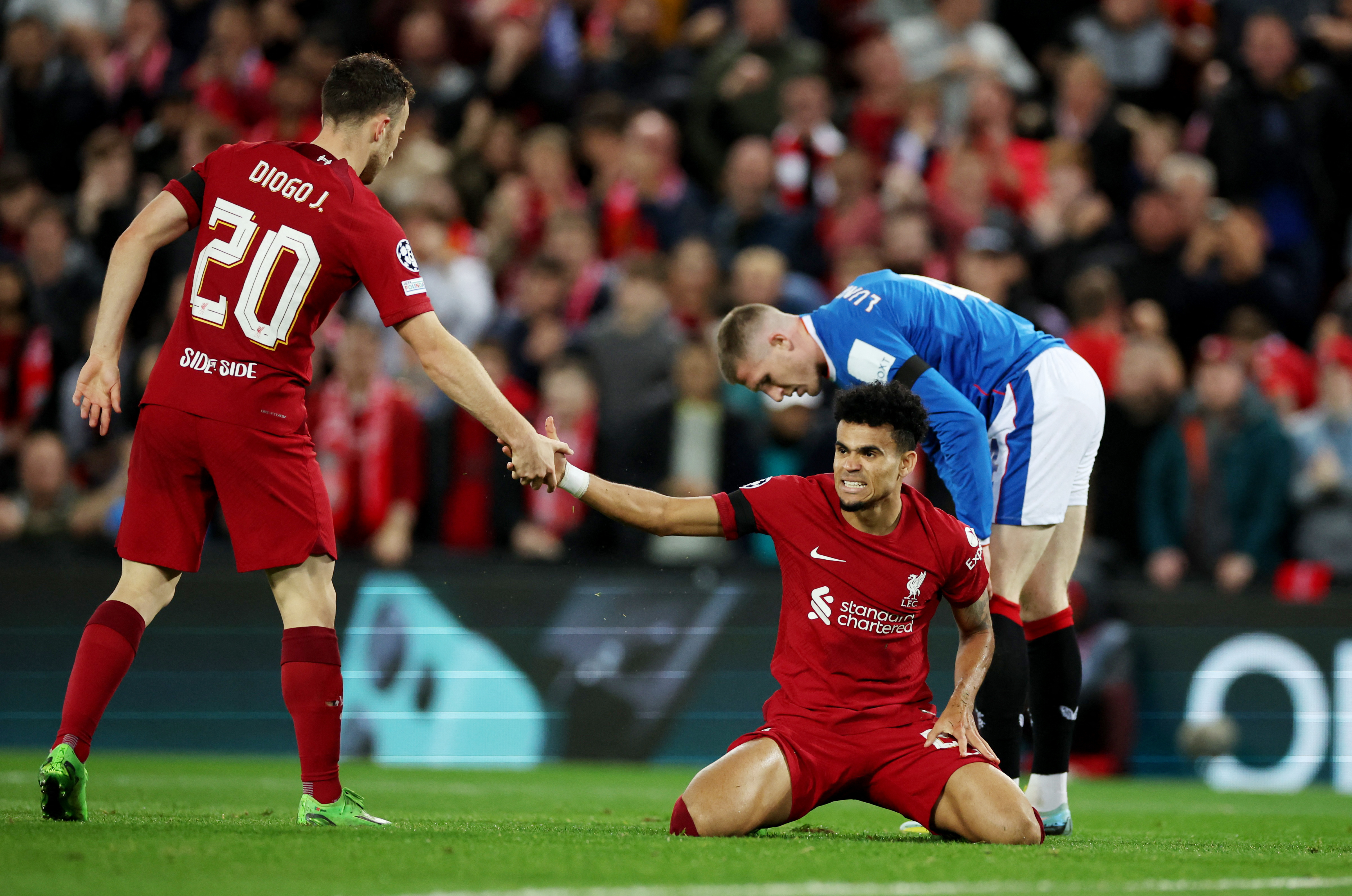 Al jugador colombiano le cometieron una pena máxima que terminó en el segundo tanto del Liverpool sobre el Rangers. REUTERS/Phil Noble
