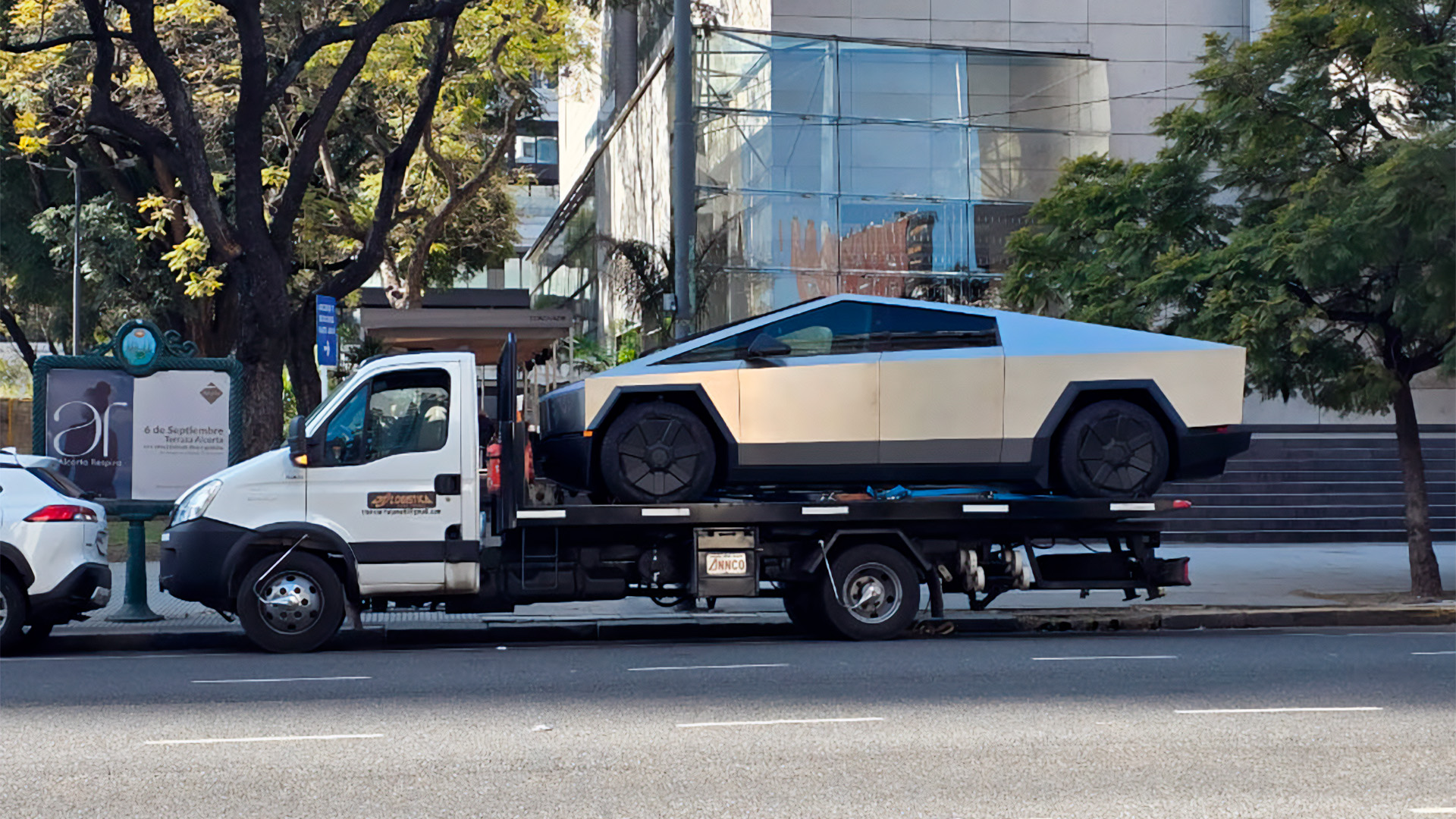 Un catamarán contra la basura: las tareas para limpiar más de dos mil kilos de desechos y mostrar la nueva vista del Riachuelo