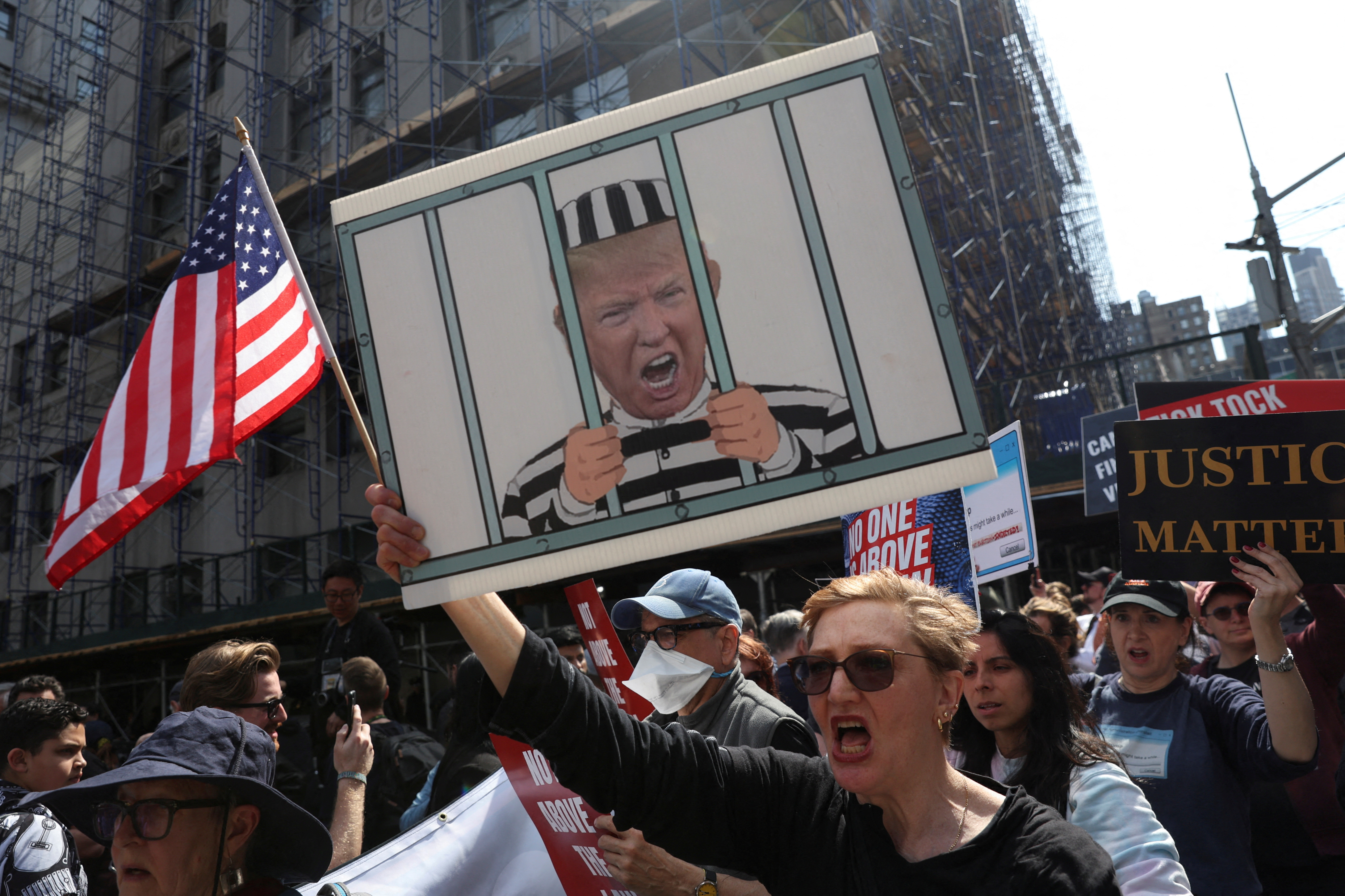 Hubo manifestaciones en Manhattan durante la presentación de Trump ante la Justicia.  REUTERS/Shannon Stapleton
