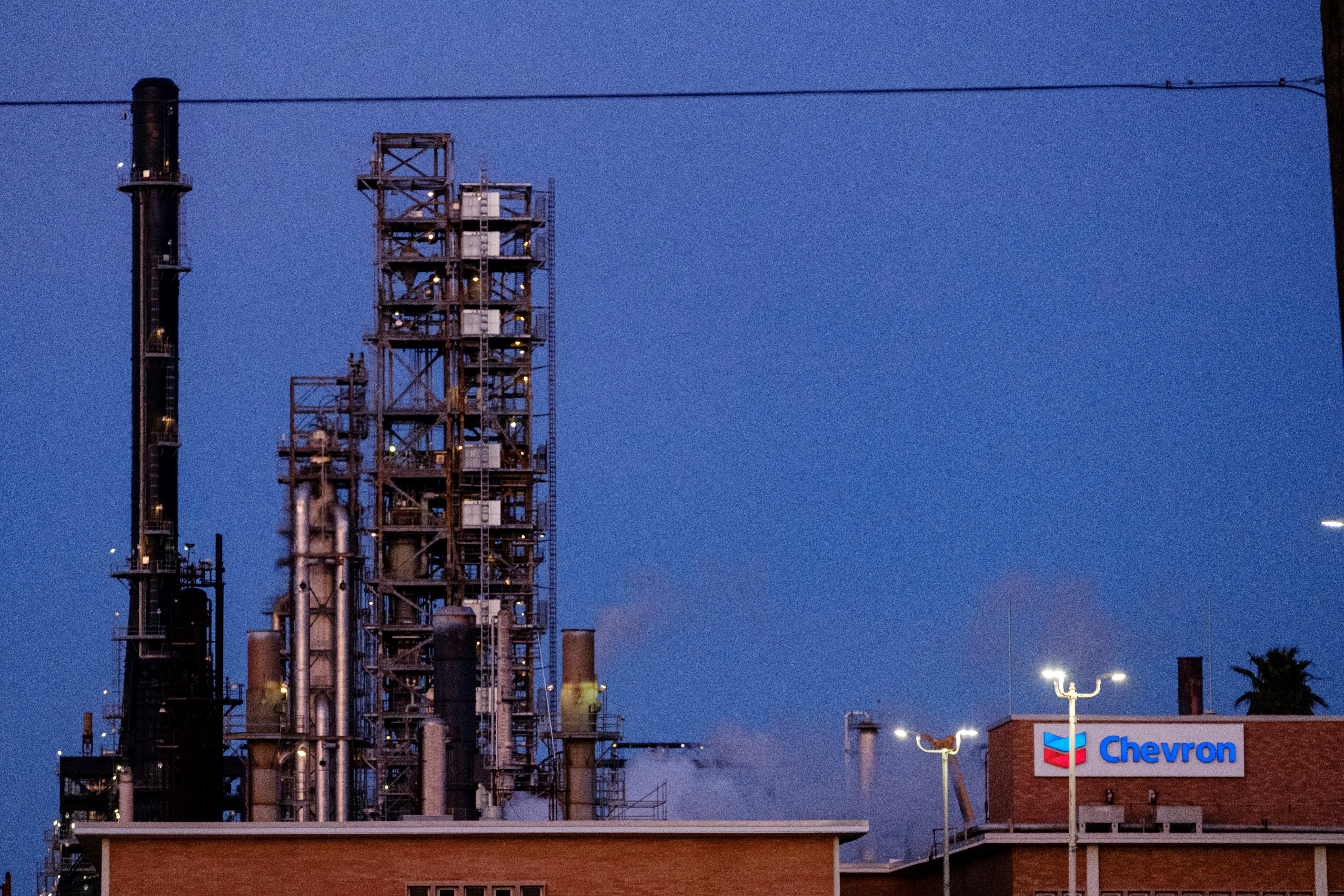 Vista de una refinería de la compañía Chevron (EFE)
