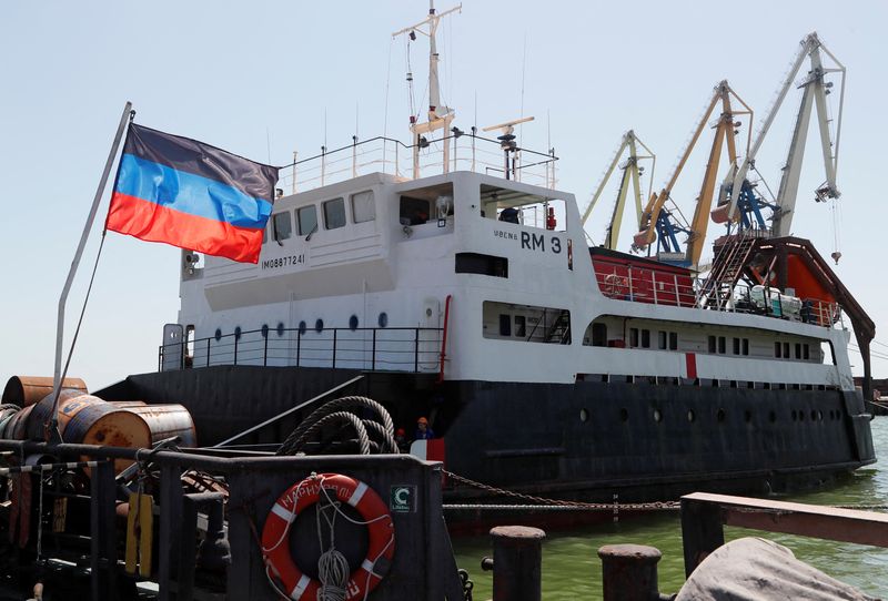 El barco RM 3 cargado con rollos de metal durante la invasión rusa de Ucrania en el puerto de Mariúpol, Ucrania, el 30 de mayo de 2022. REUTERS/Alexander Ermochenko