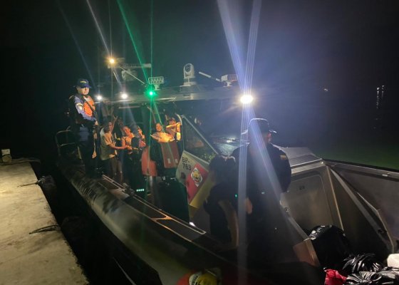 Marinha Nacional resgata barco ilegal com 13 migrantes que pretendiam chegar ao Panamá