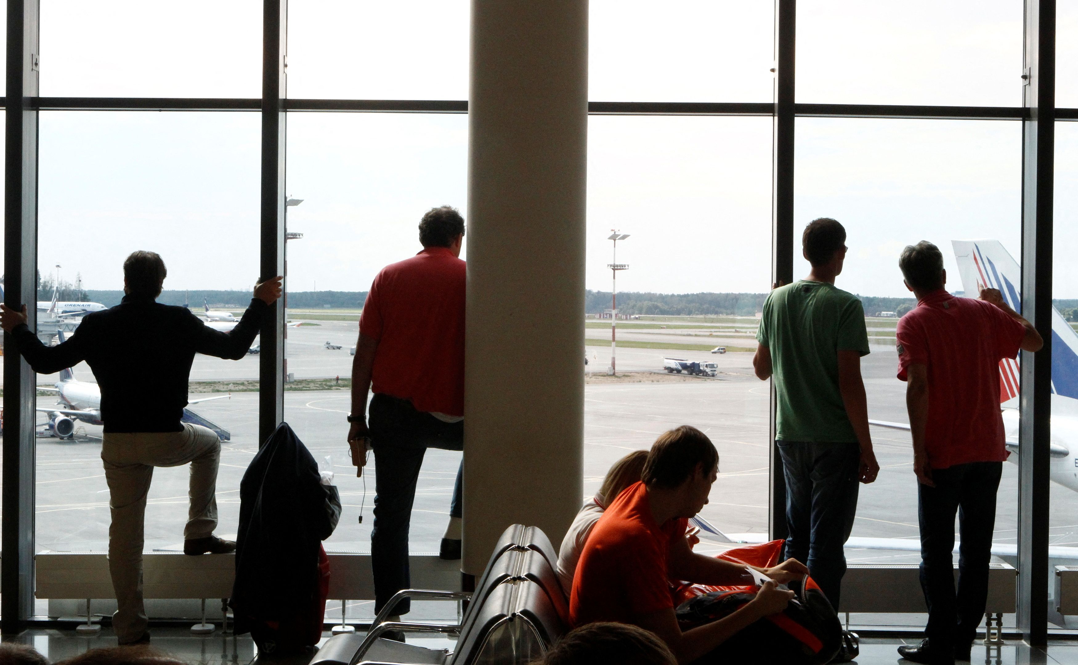 Pasajeros esperan por el despegue en una terminal del aeropuerto Sheremetyevo en Moscú (Reuters)