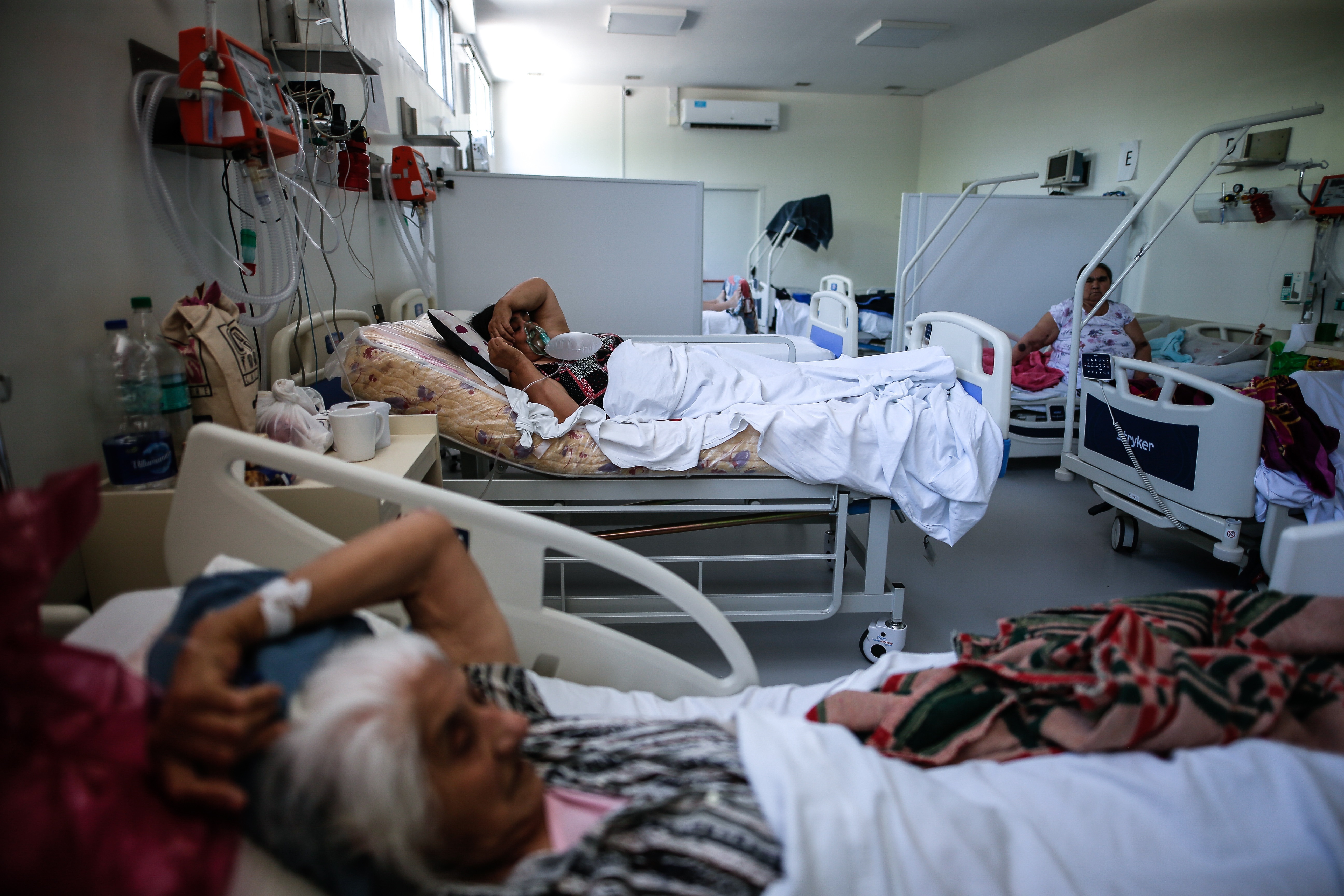 La ocupación de camas de terapia intensiva a nivel nacional es del 54,8%. (EFE/Juan Ignacio Roncoroni/Archivo)
