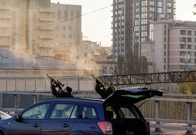 Agentes de policía disparan a un dron durante un ataque de Rusia a Ucrania, en Kiev, Ucrania