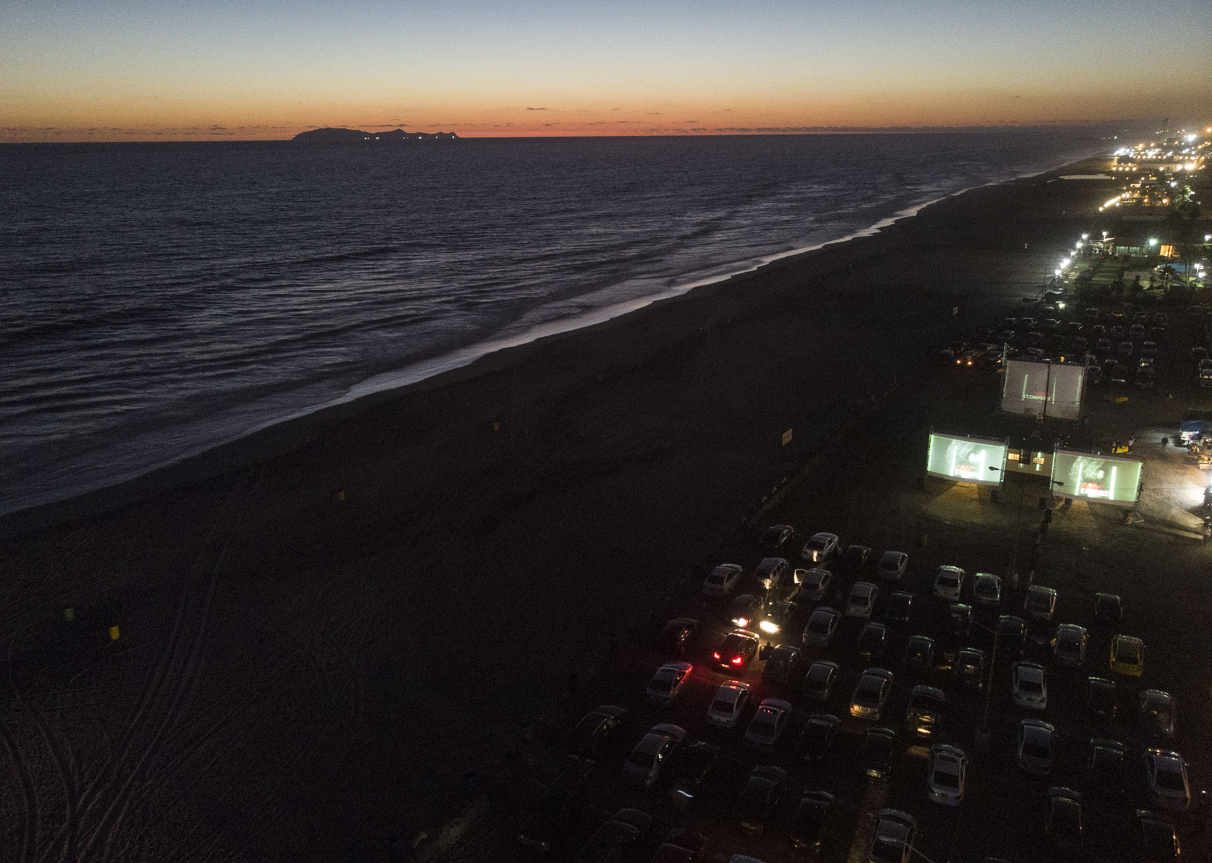 Vista aérea de automóviles en una unidad de cine en la playa en Playas de Rosarito, estado de Baja California, México, el 17 de julio de 2020, en medio de la nueva pandemia de coronavirus. (Foto de Guillermo Arias / AFP)