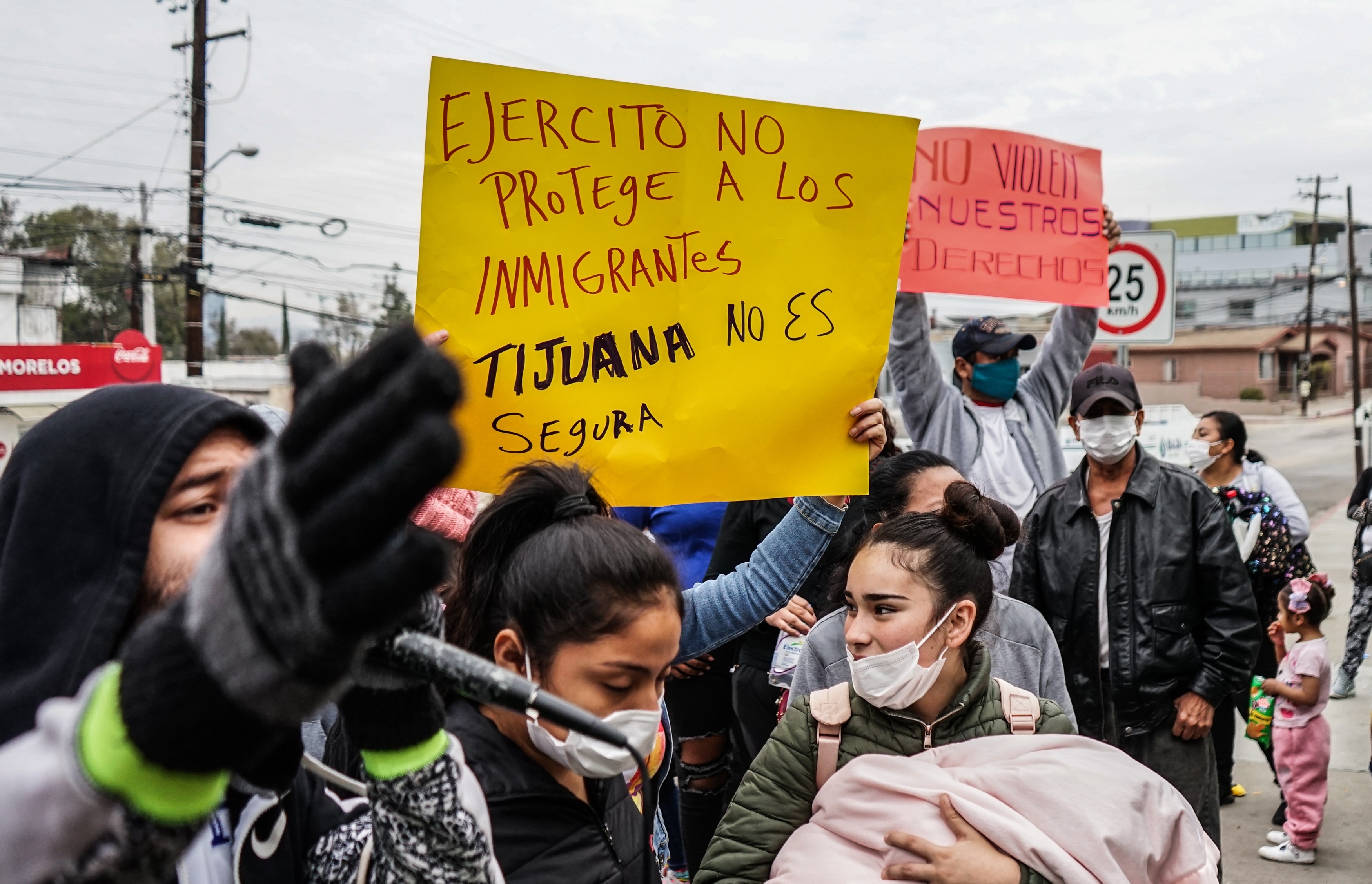 Migrantes de diversas nacionalidades se manifiestaron por la falta de seguridad durante su paso por México. (FOTO: EFE/Joebeth Terriquez)
