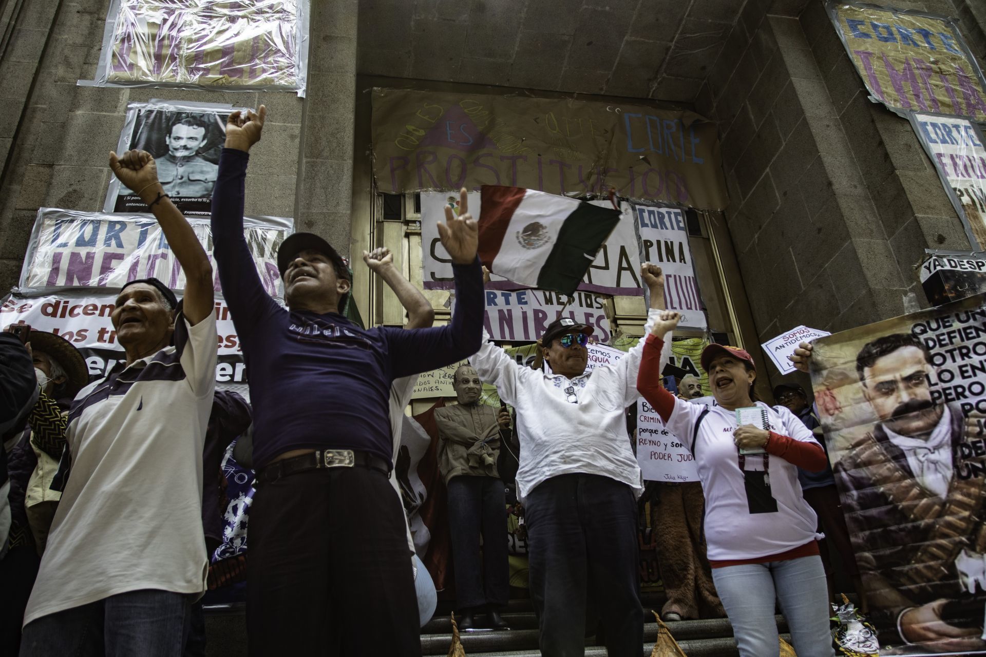 “Actuaron con prepotencia”: AMLO condenó manifestación en defensa de la SCJN 