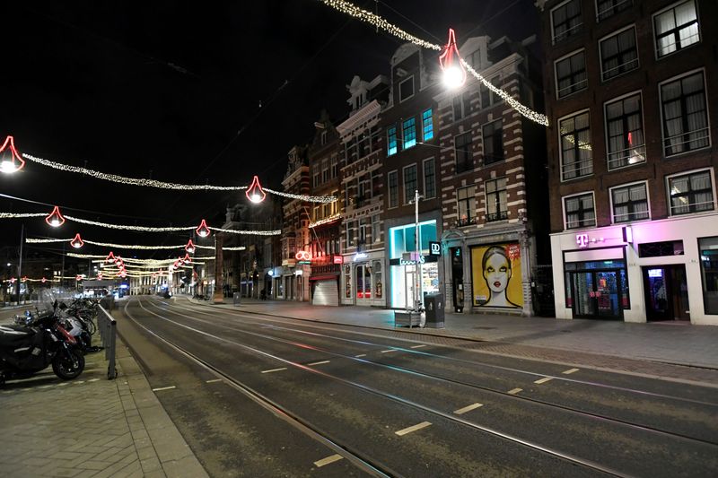 FOTO DE ARCHIVO: Una calle durante el toque de queda en Ámsterdam, Países Bajos, el 23 de enero de 2021. REUTERS / Piroschka Van De Wouw