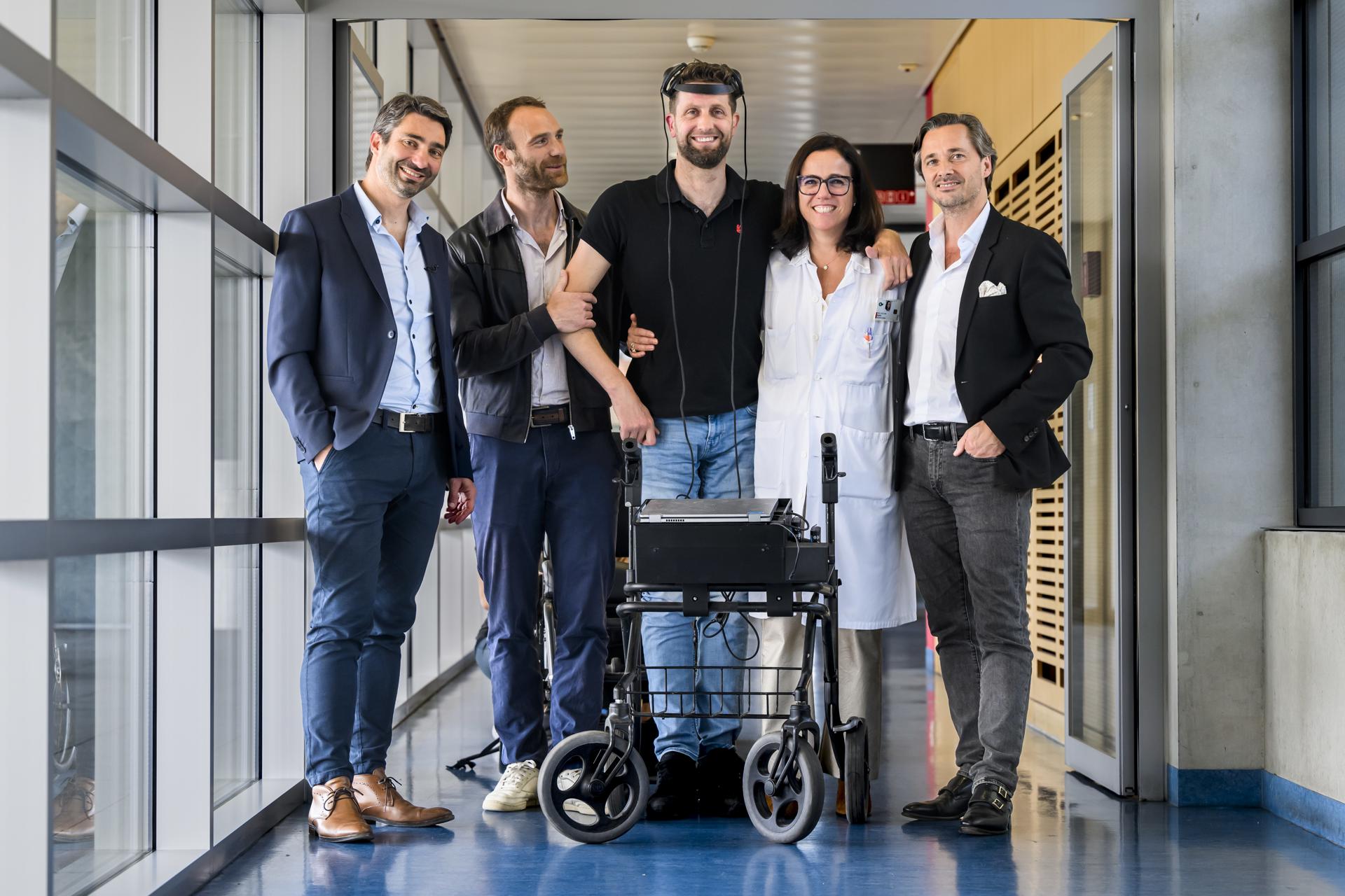 El paciente tetrapléjico holandés Gert-Jan Oskam junto al equipo médico que lideró en tratamiento en el Centro Hospitalario Universitario de Vaud (CHUV), en la ciudad de Lausana, Suiza (EFE)