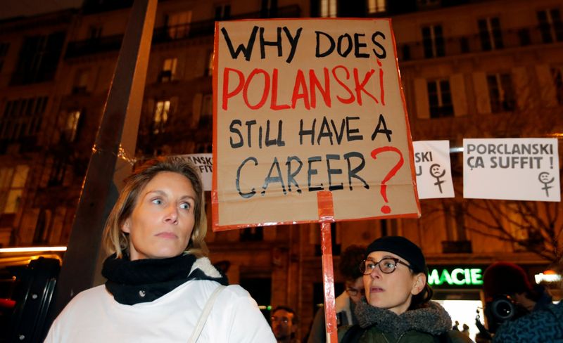Un grupo feminista en una protesta contra el director de cine cerca del lugar donde se entregaron en 2020 los Premios Cesar en París. El cartel pregunta: "¿Por qué Polanski todavía tiene una carrera?" (Reuters)