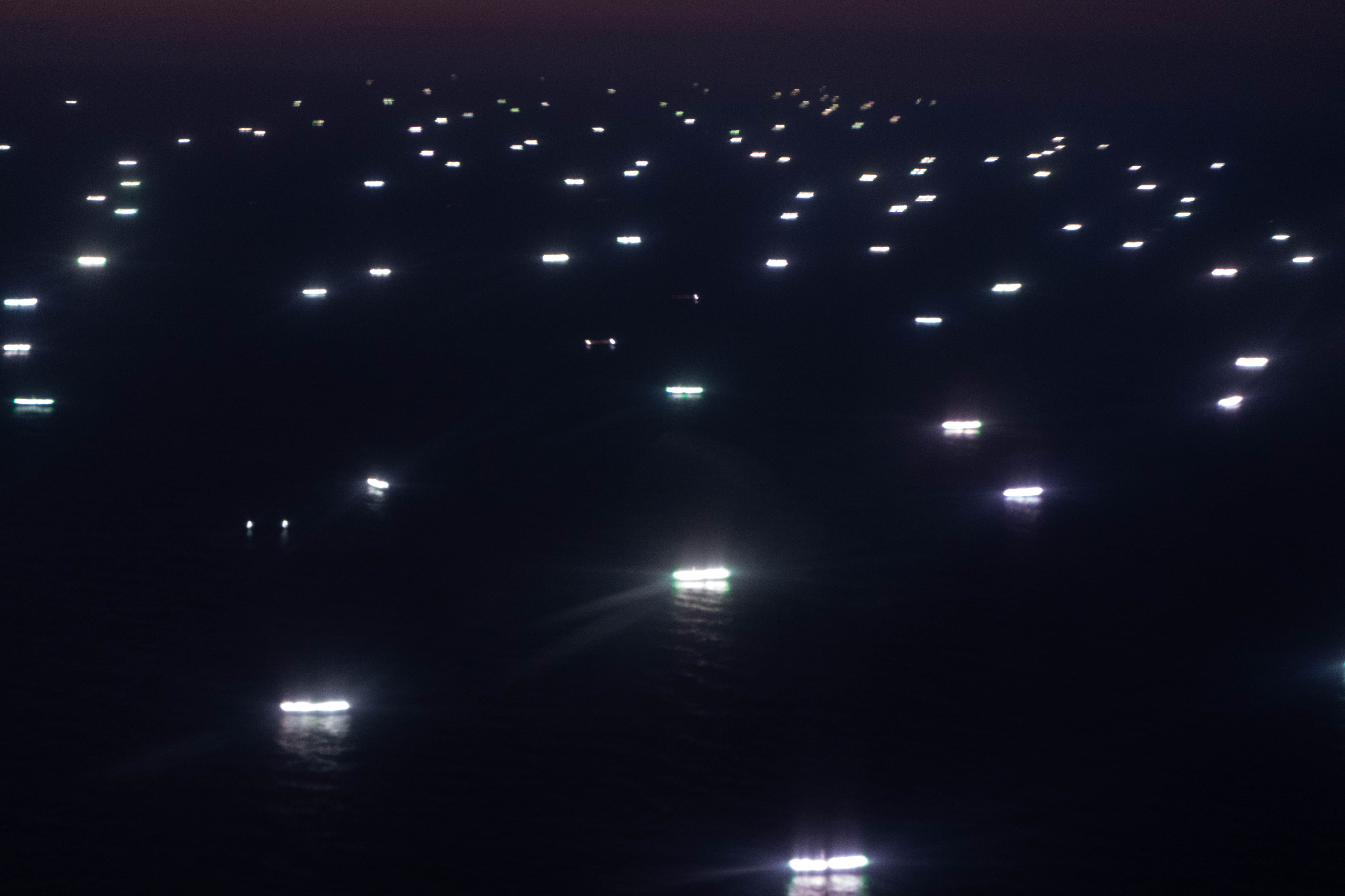 Una panorámica de la flota extranjera en plena pesca nocturna (Franco Fafasuli)