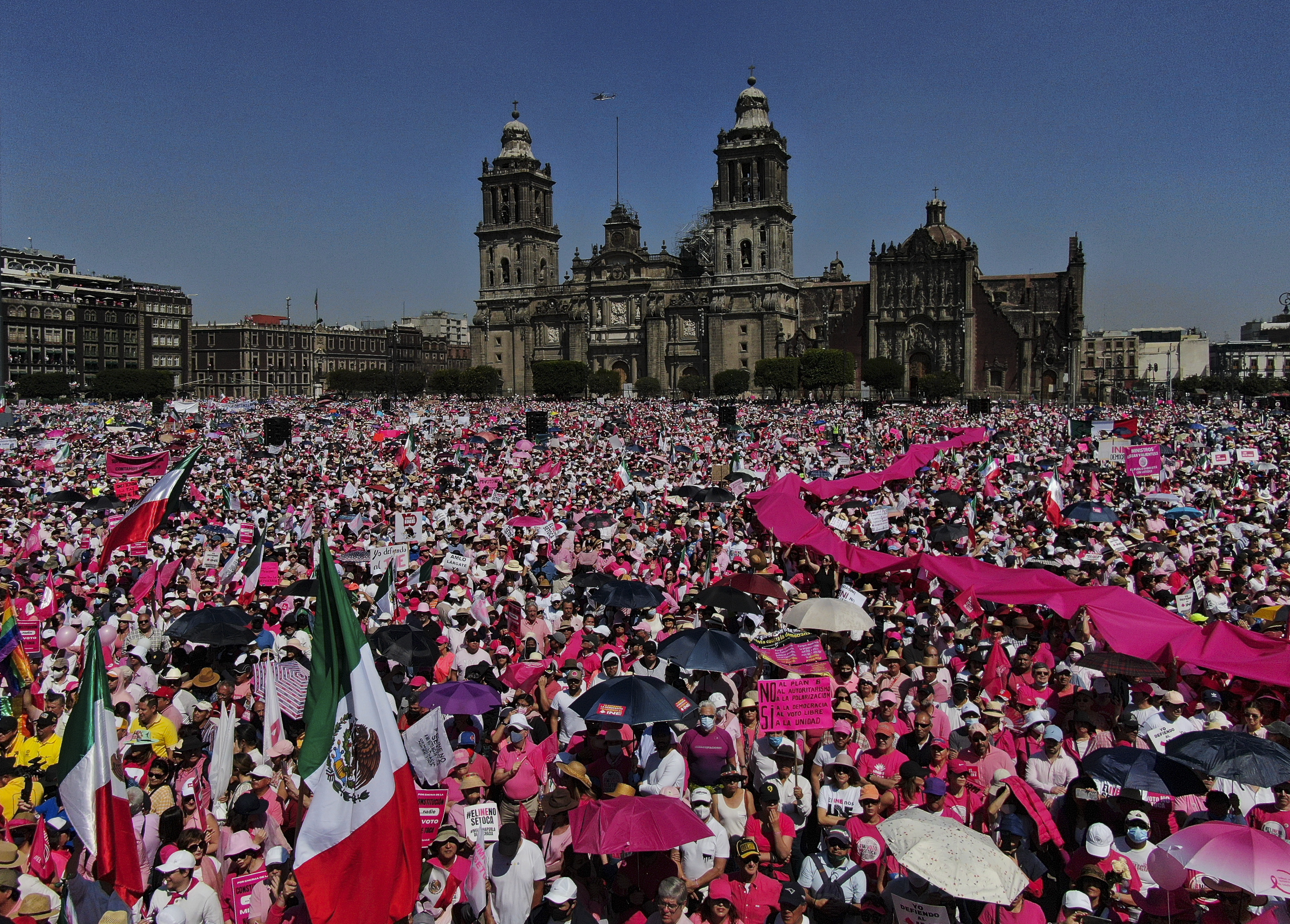 Miles de personas protestan contra una reforma electoral propuesta por el presidente Andrés Manuel López Obrador, en el Zócalo de la Ciudad de México, el domingo 26 de febrero de 2023. (AP Foto/Fernando Llano)