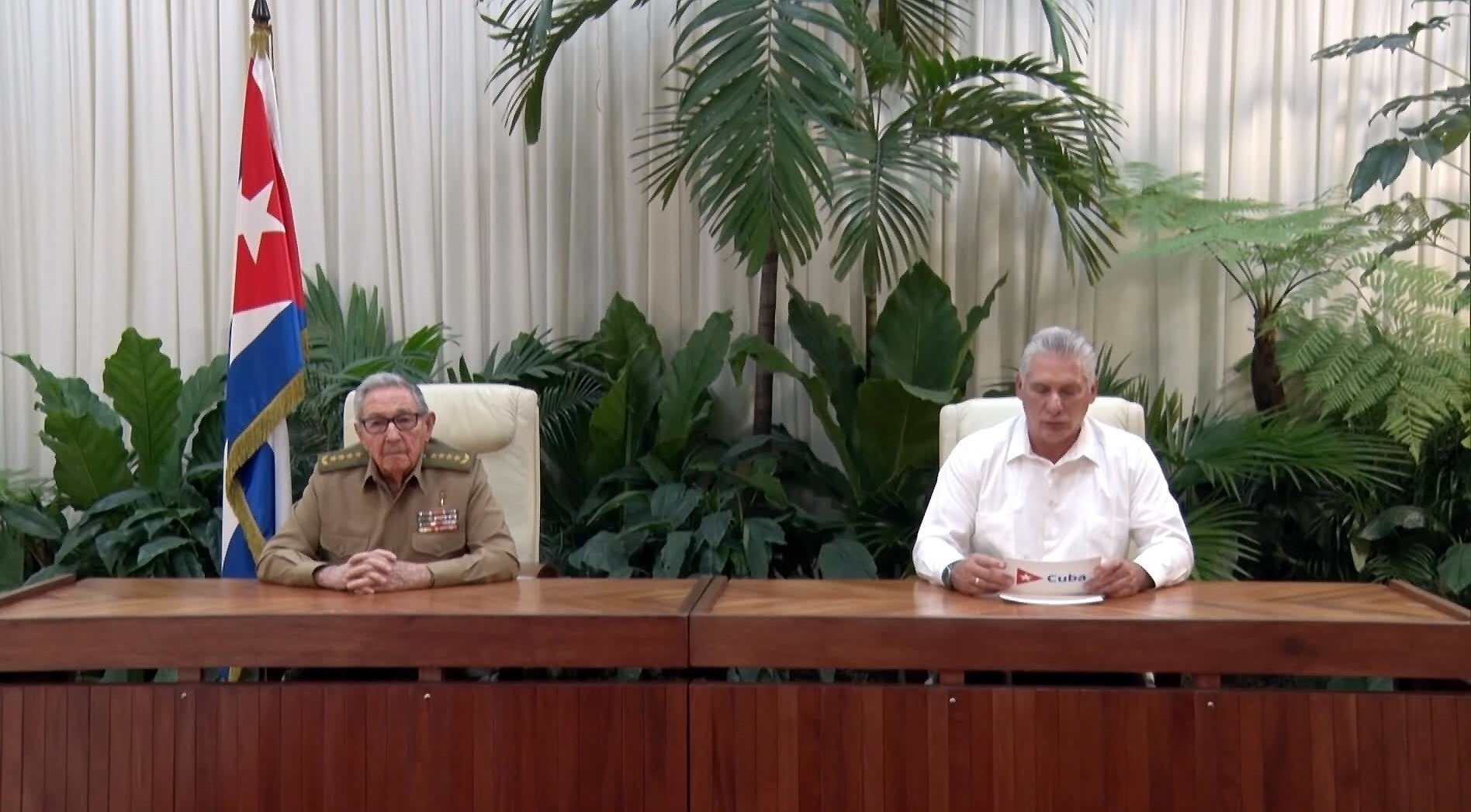 Archive image of Miguel Diaz-Canel, leader of the Cuban regime, and Raúl Castro, former leader of the Communist Party of Cuba, during an announcement in Havana (EFE)