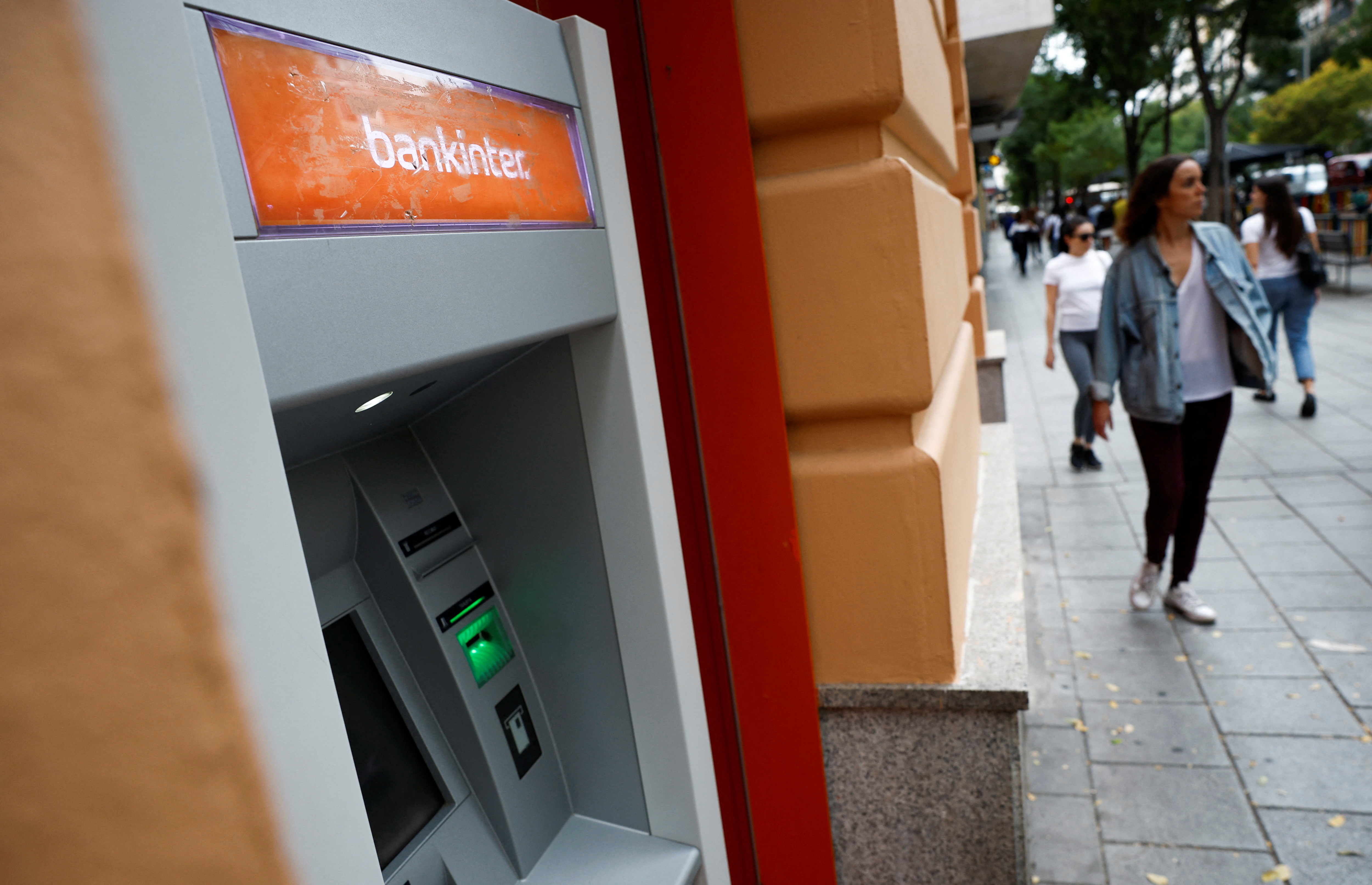 Los argentinos deben saber que pueden emplear los cajeros automáticos para extraer dinero en efectivo fuera del país. (REUTERS/Juan Medina)
