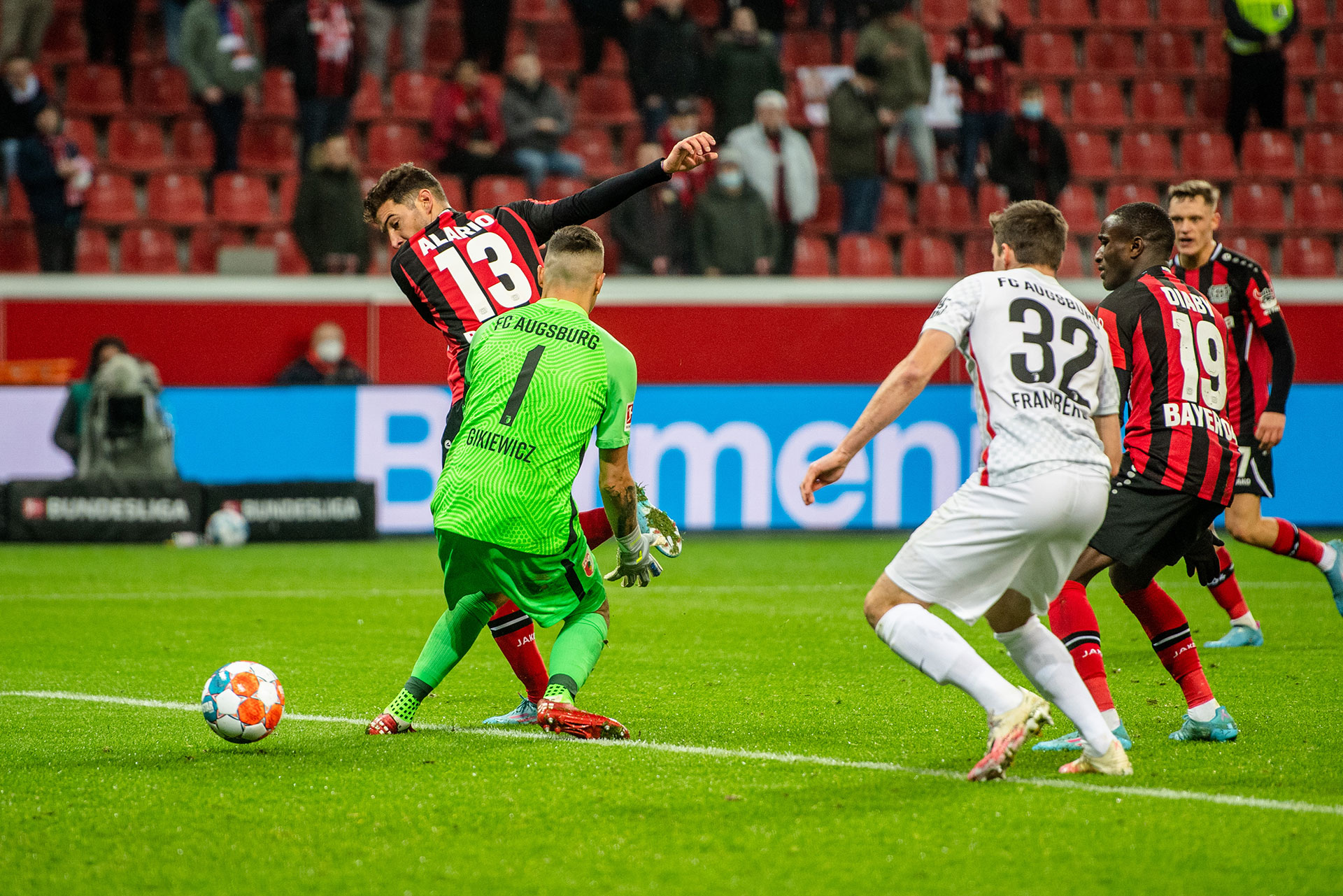 Lucas Alario metió el taco y la pelota pasó entre las piernas del arquero rumbo al fondo de la red (Foto: Bayer Leverkusen)