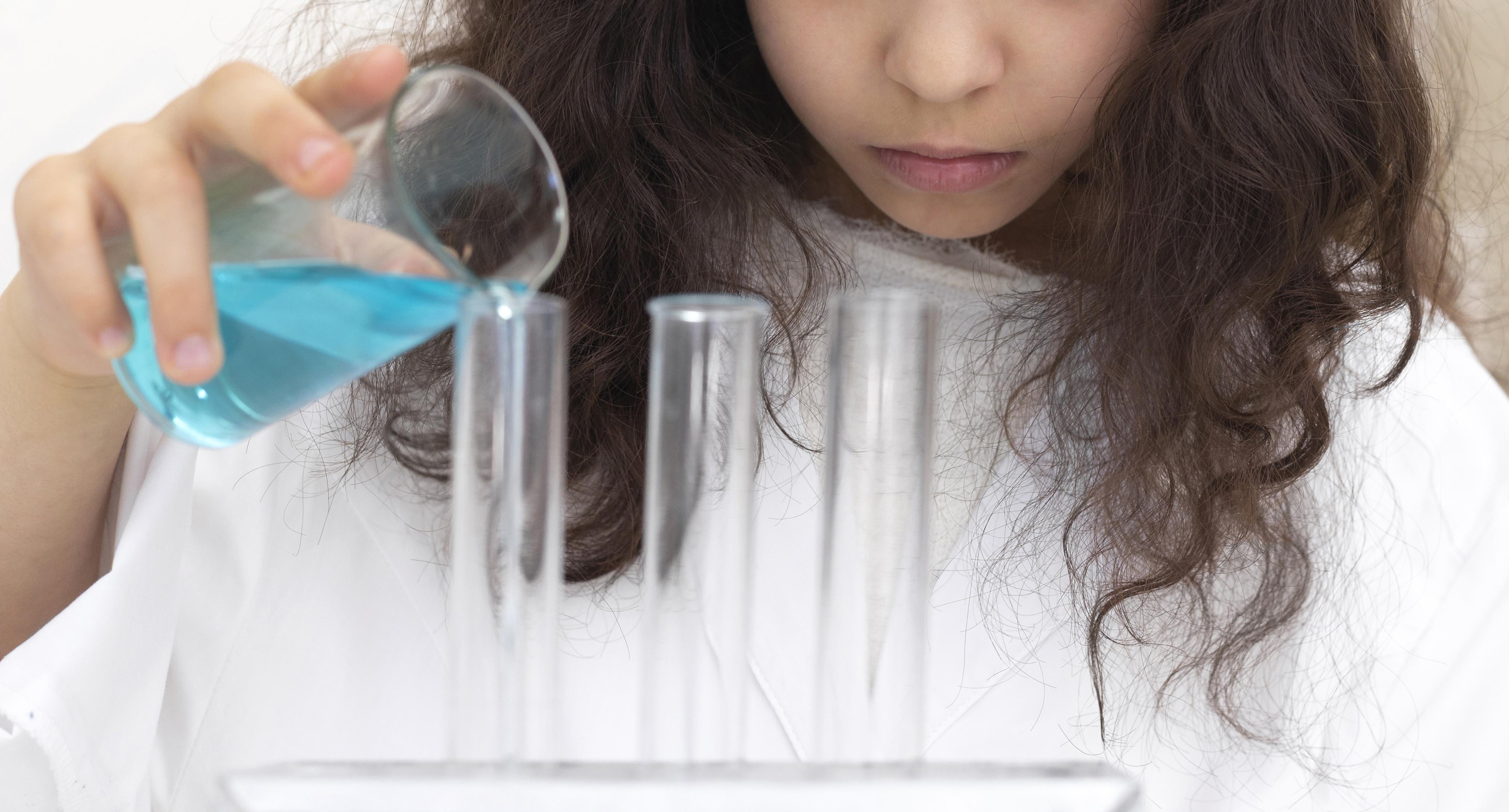 Las niñas son bombardeadas con mensajes que indican que no pertenecer a carreras STEM (Pixabay)