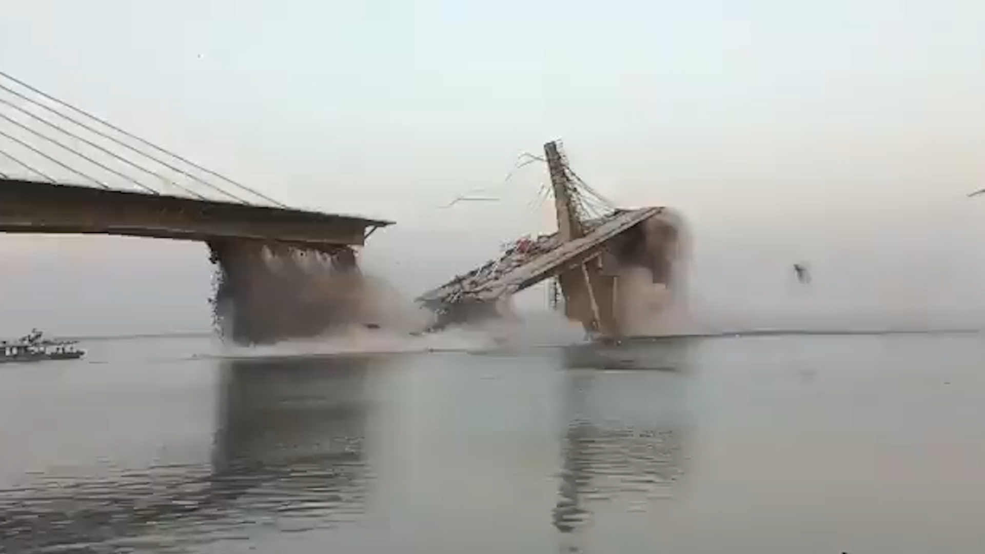 Video: por segunda vez en 14 meses, se derrumbó un puente colgante en India
