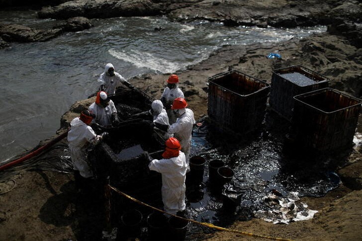 Trabajadores limpian un derrame de crudo en las playas de Ventanilla, Perú. 25 enero 2022. REUTERS/Pilar Olivares