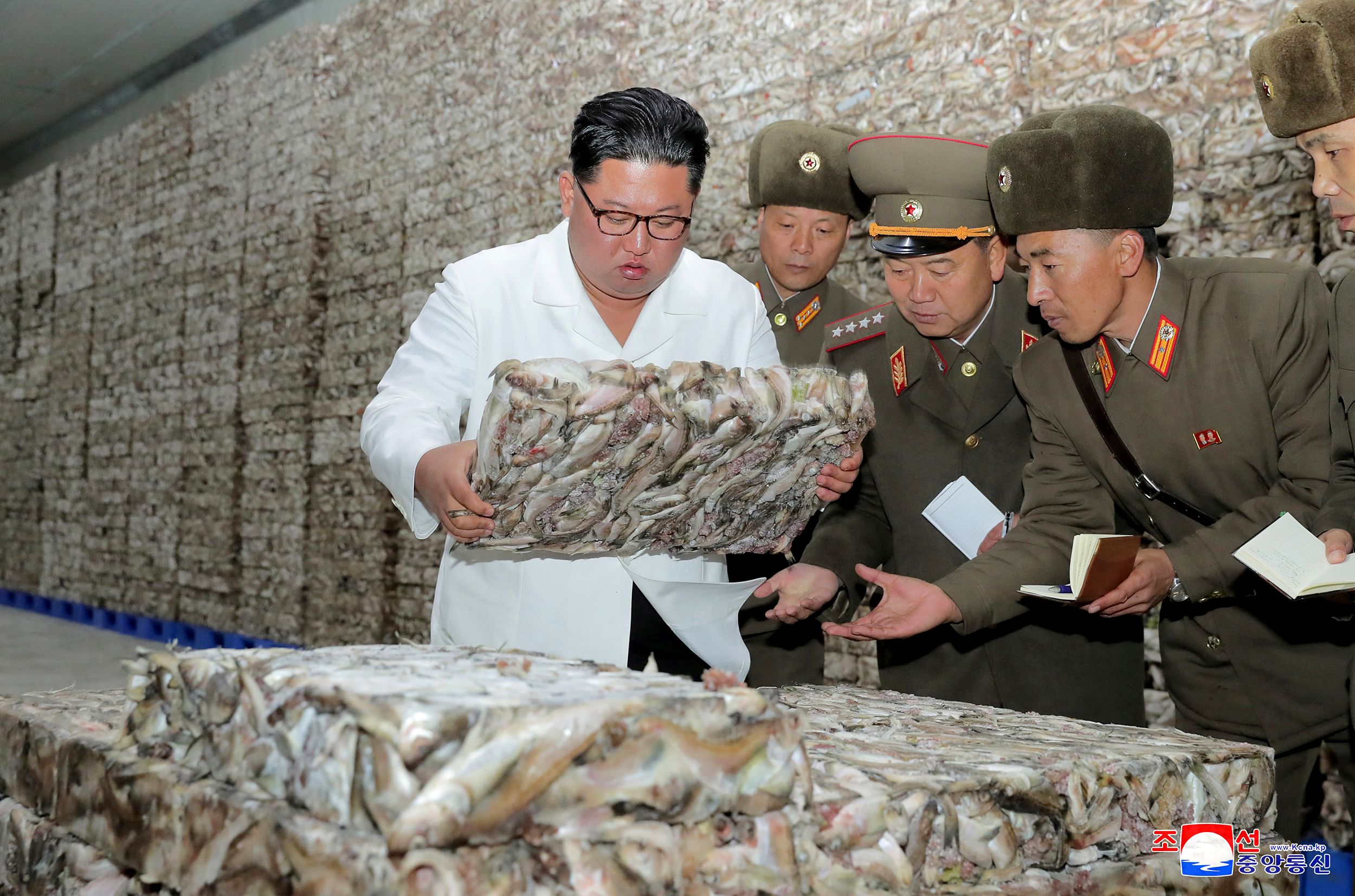 El líder norcoreano Kim Jong Un visita una instalación de procesamiento de pescado en Corea del Norte, en esta imagen sin fecha publicada por la Agencia Central de Noticias de Corea del Norte (KCNA) el 18 de noviembre de 2019. (KCNA a través de Reuters/archivo)