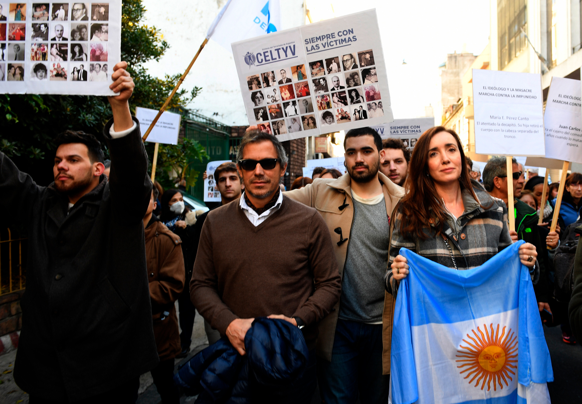 La abogada y diputada nacional Victoria Villarroel participó de la marcha. Detrás, la pancarta del Centro de Estudios Legales sobre el Terrorismo y sus Víctimas (CELTYV)