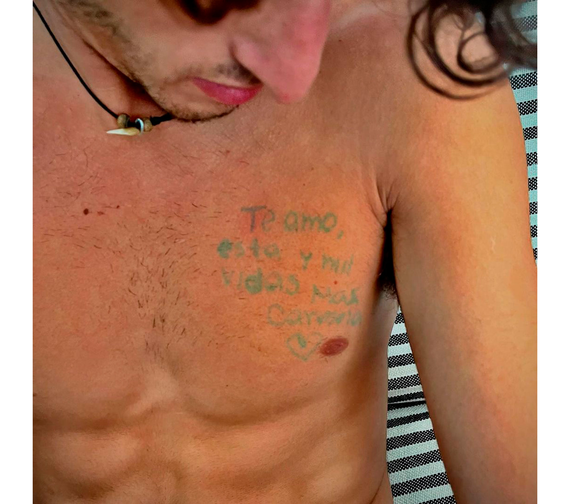 "Te amo esta, y mil vidas más. Carmela", escribió Carmela sobre el torso desnudo de Benjamín, tal como muestra una de las fotos que compartió en su cuenta de Instagram. (@carmelamartinezv)