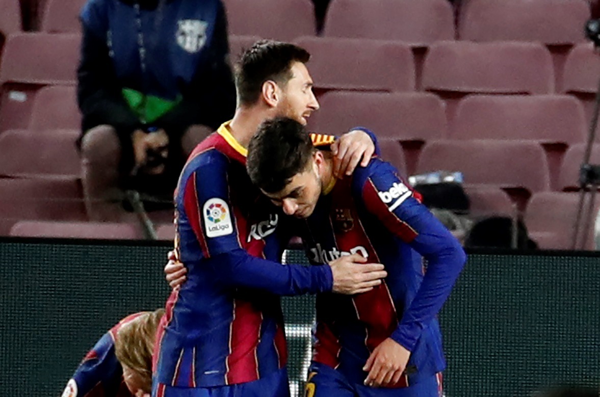 El delantero argentino del FC Barcelona Leo Messi (i) celebra con Pedri un gol. EFE/Toni Albir/Archivo
