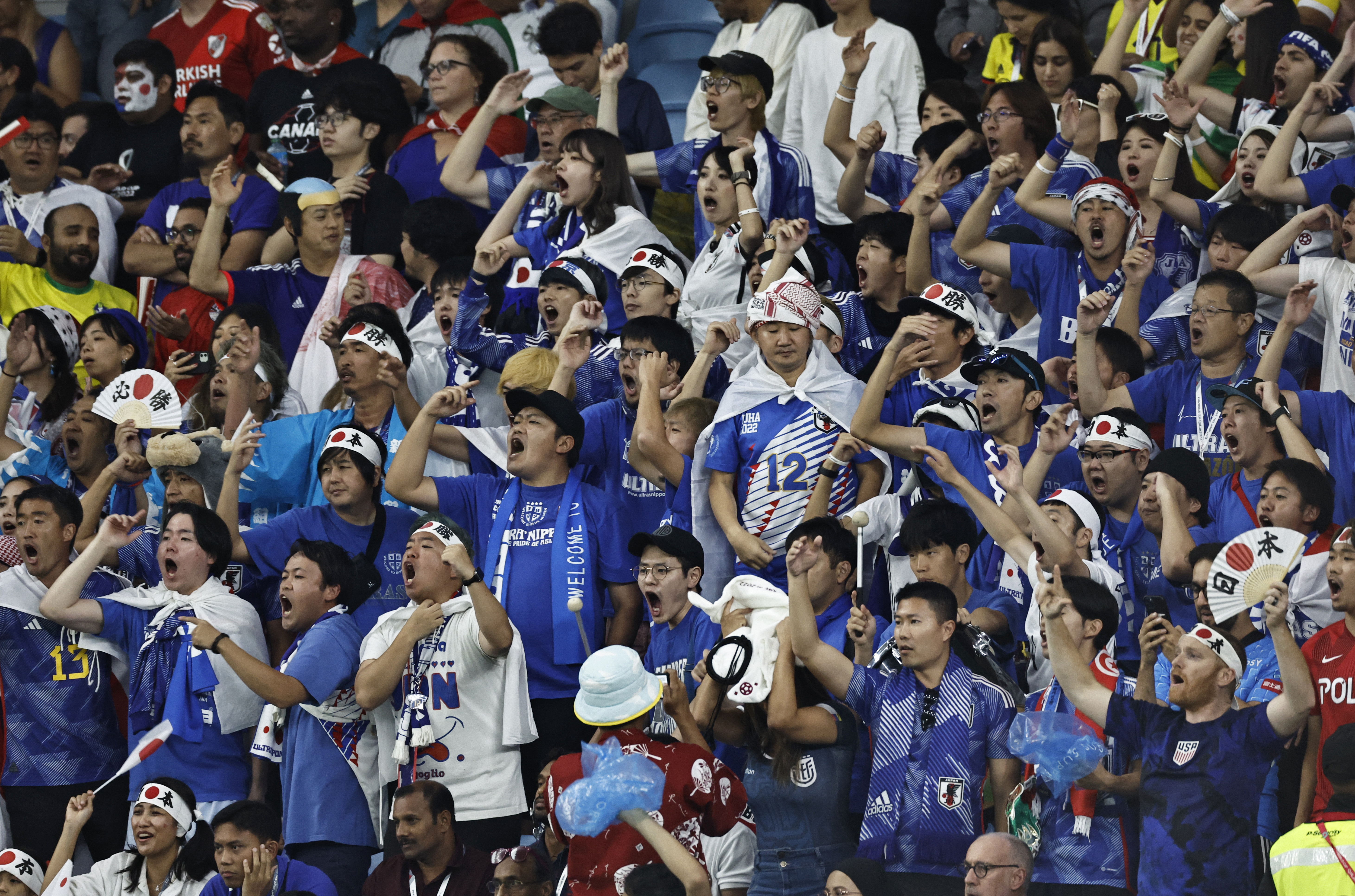 Puro aliento: los japoneses fueron una de las hinchadas más ruidosas de Qatar 2022 (REUTERS/Hamad I Mohammed)