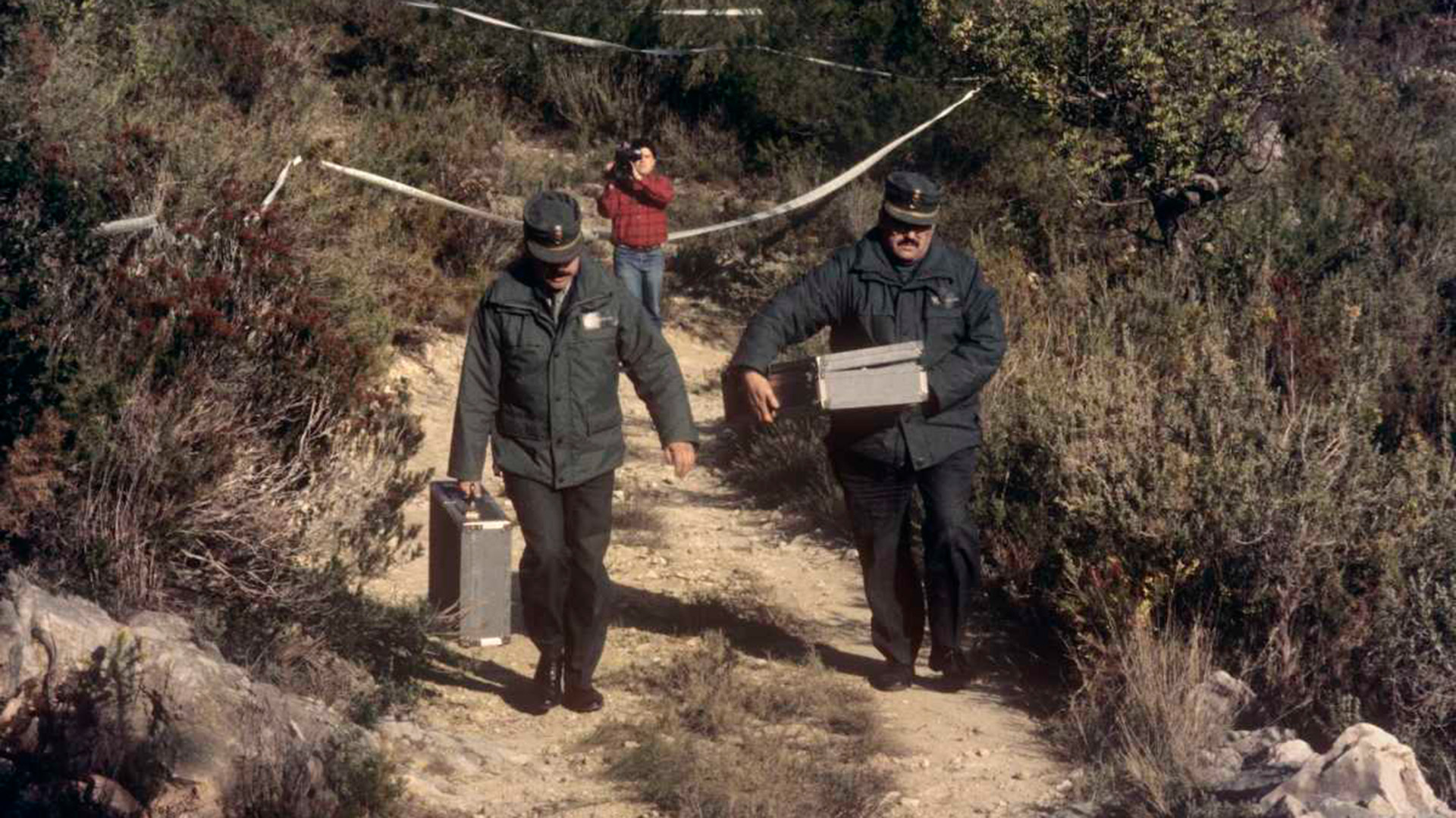 Enero de 1993. Miembros de la Guardia Civil recogen los restos encontrados junto a la fosa excavada en un paraje montañoso del término municipal de Tous (EFE)