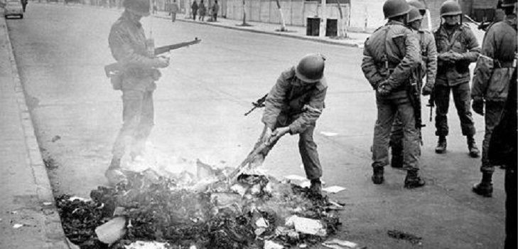 Los militares y policías quemaban libros que consideraban contrarios al régimen.