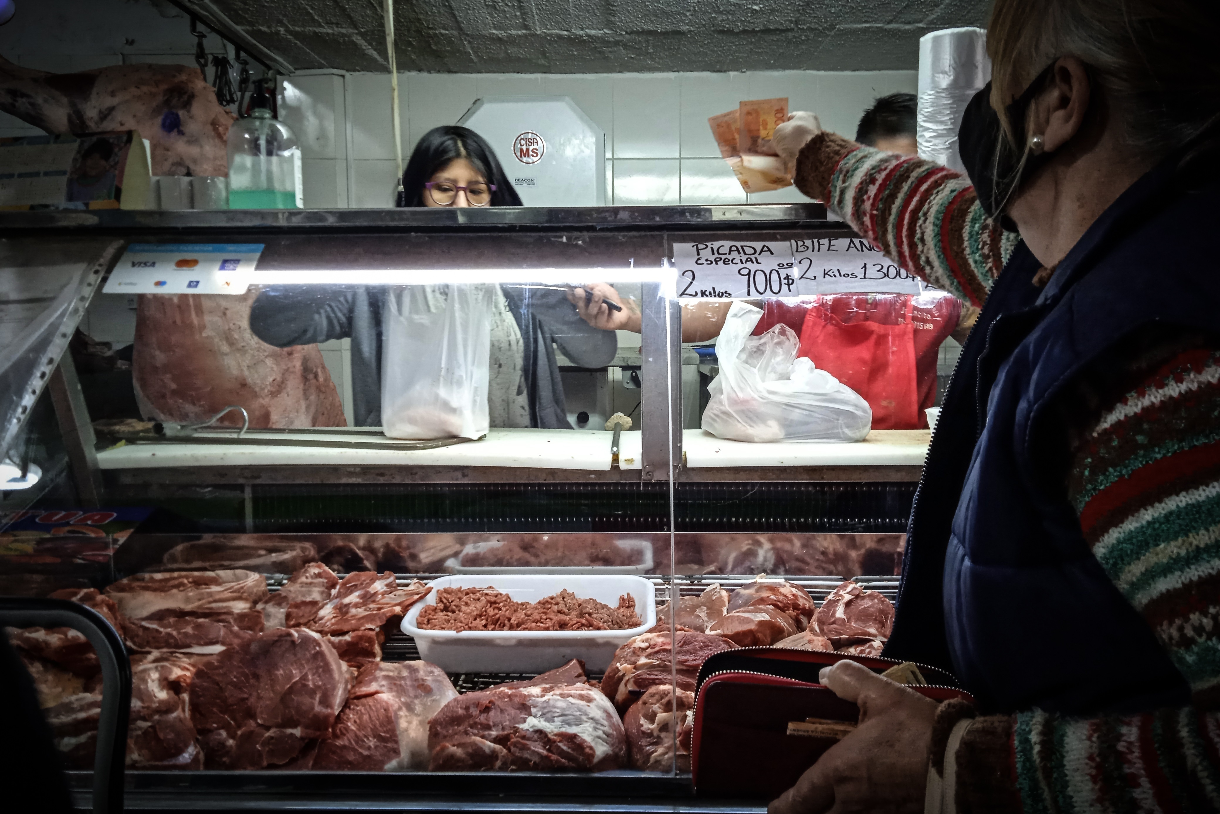 Una persona compra en un mercado en Buenos Aires (Argentina). EFE/ Juan Ignacio Roncoroni/Archivo
