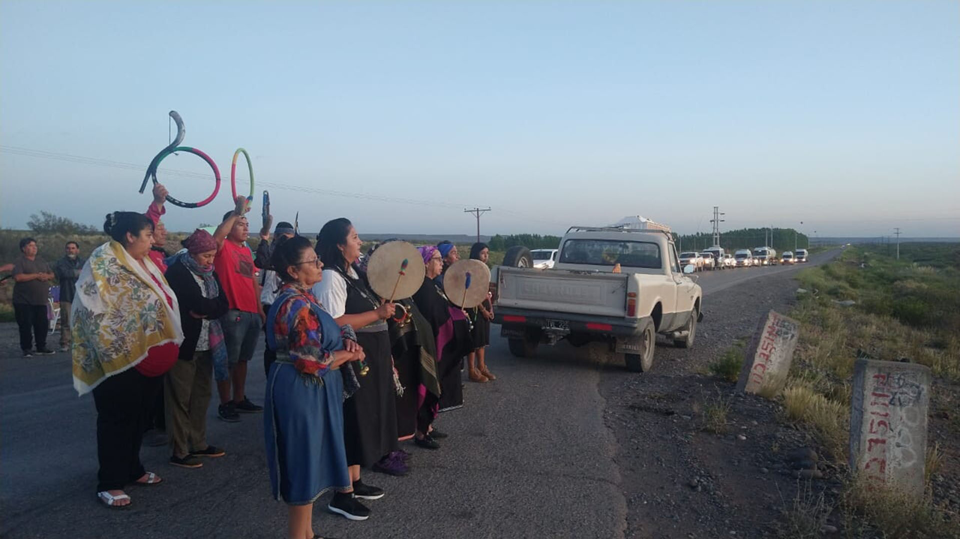 Hombres y mujeres de la comunidad mapuche reclaman en Neuquén