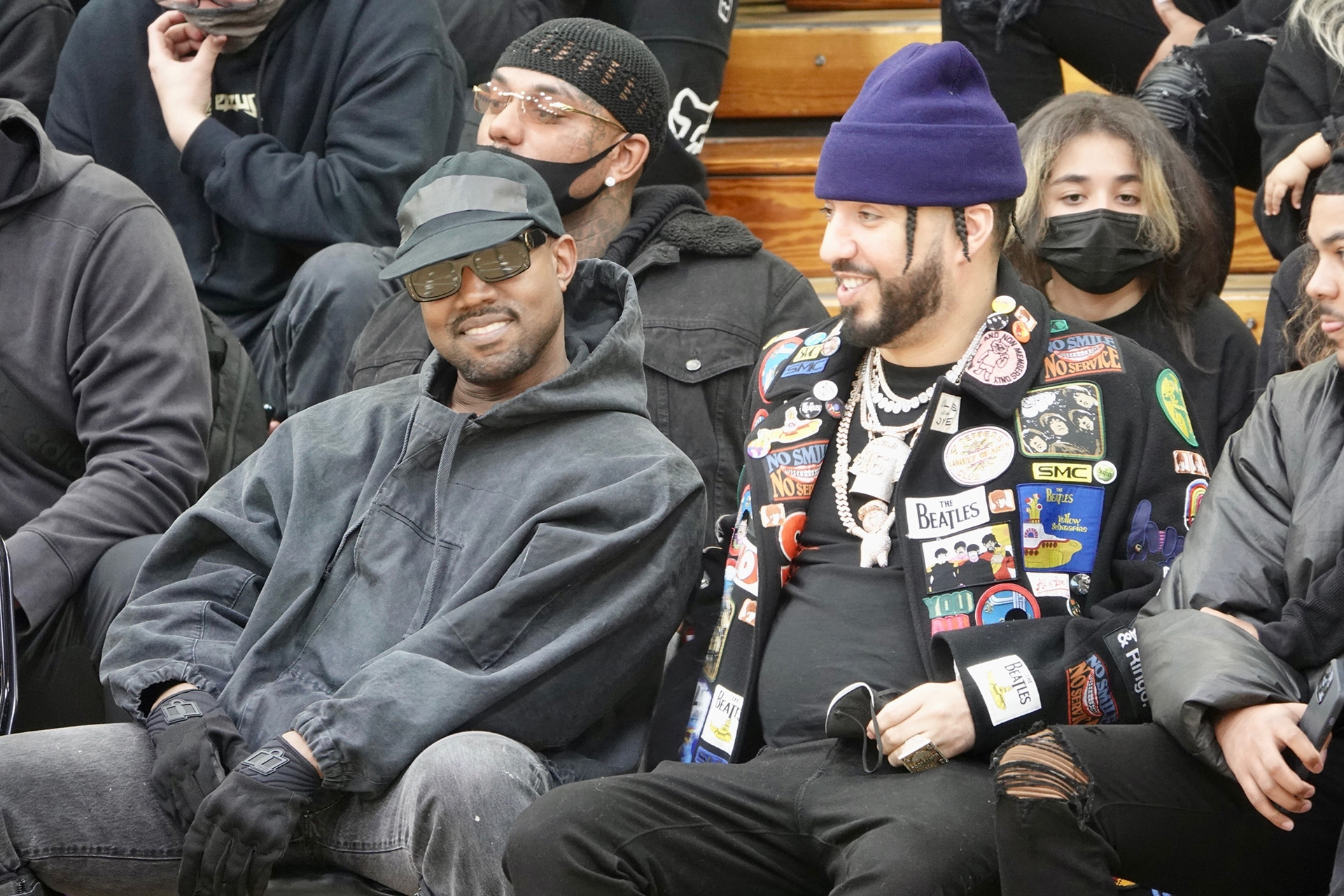 Junto con el artista French Montana, Kanye West a pura sonrisa disfruta del partido de básquet  bienvenida de la Academia DONDA