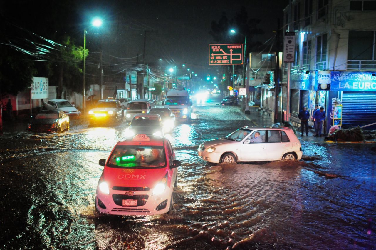 Esta tarde se registraron unas unas fuertes lluvias en el municipio de Ecatepec, lo que provocó inundaciones en las calles del municipio, causando daños en automóviles y casas de esa demarcación (FOTO: DANIEL AUGUSTO /CUARTOSCURO.COM)