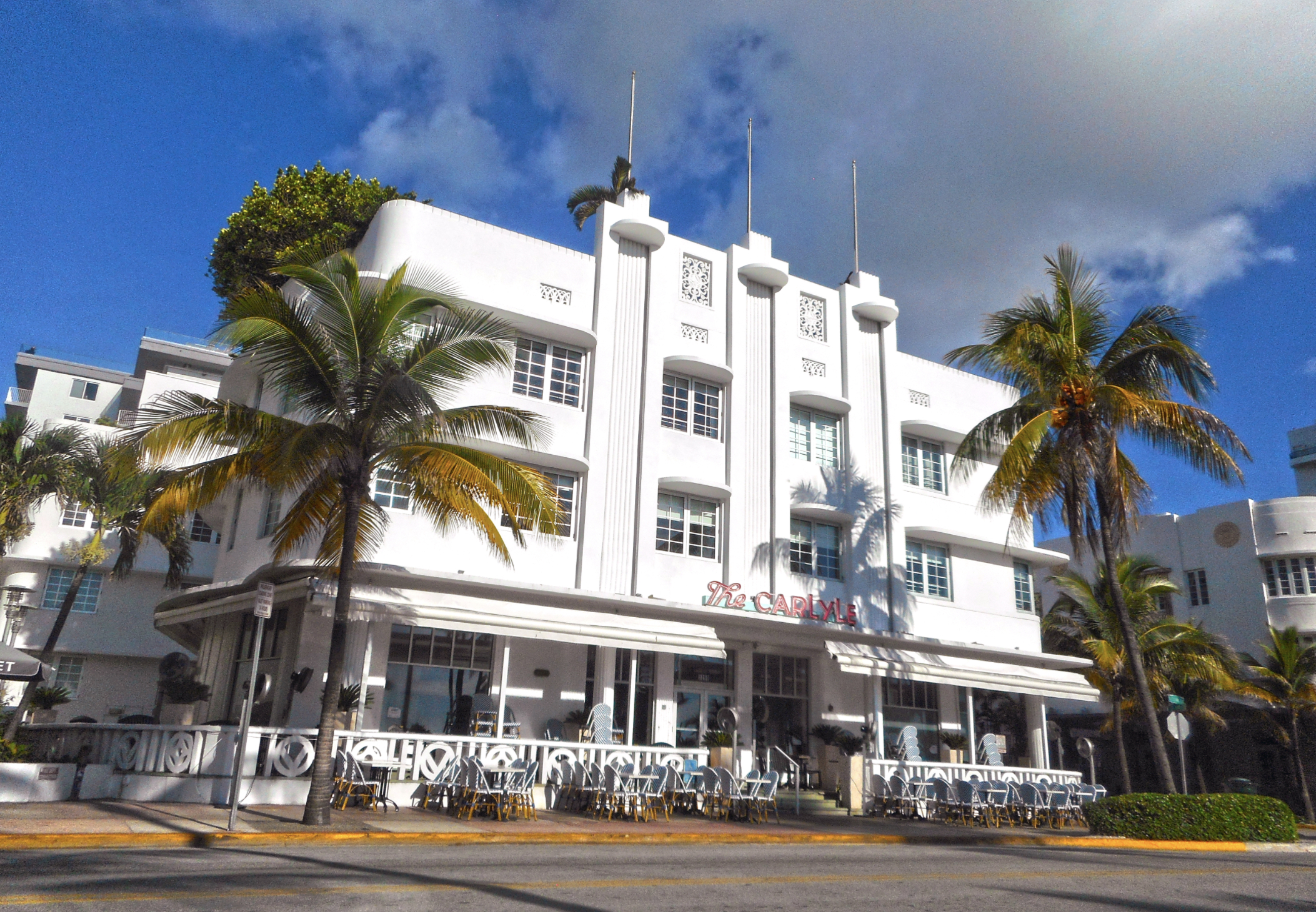 El hotel Carlyle es una muestra de la arquitectura Art Deco que predomina en South Beach. 