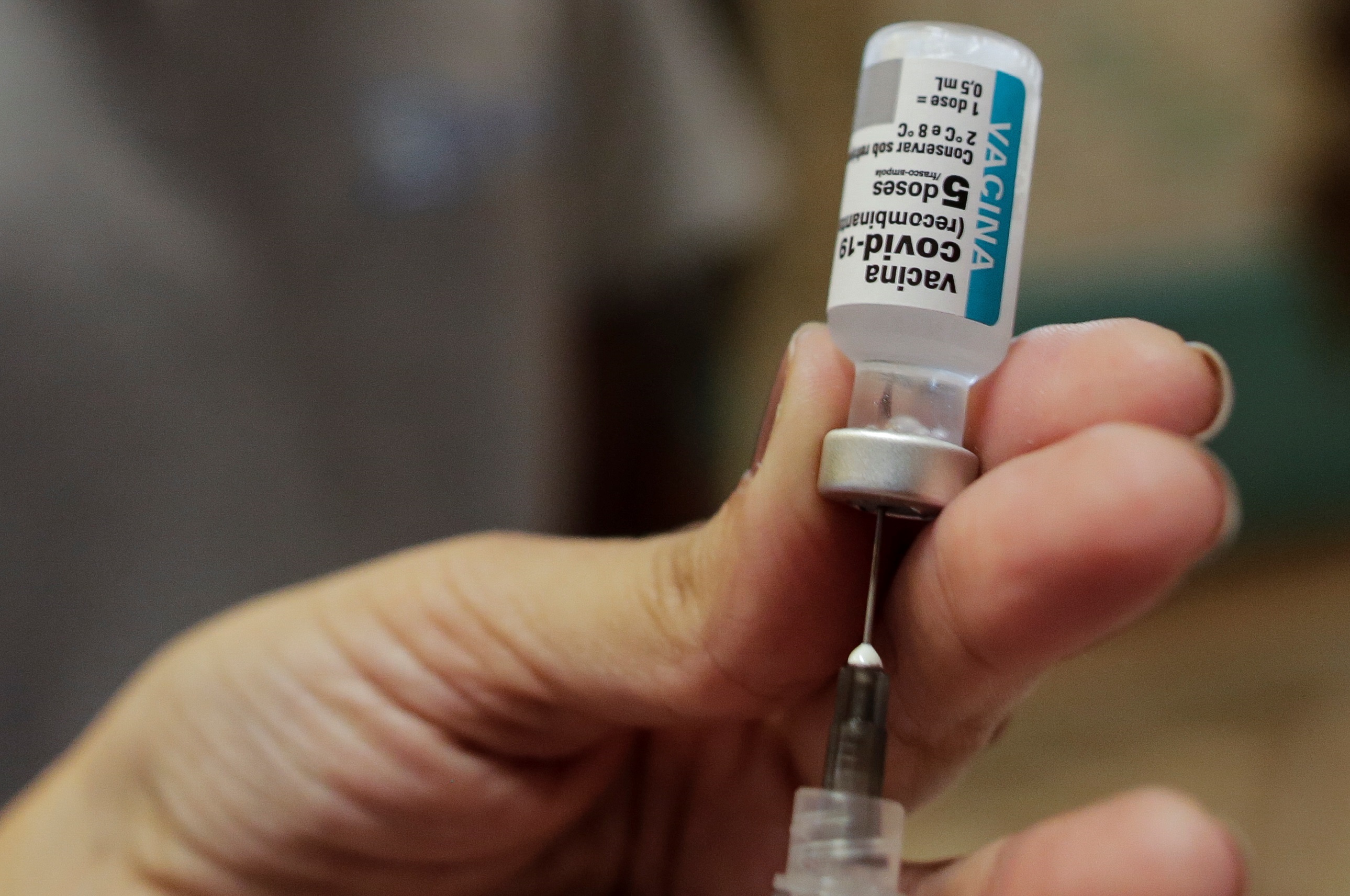Una profesional de salud prepara una dosis de la vacuna Astrazeneca para imunizar a un brasileño contra el COVID-19 en el Teatro Municipal de Río de Janeiro (EFE/Antonio Lacerda/Archivo)