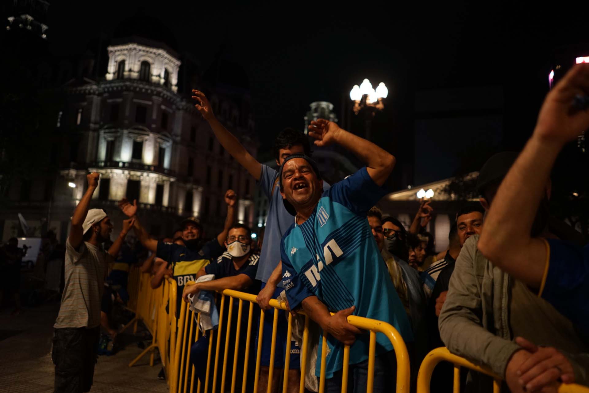 Hinchas de Racing y de Boca. También se vieron de River, San Lorenzo, Independiente y Gimnasia de La Plata durante la vigilia. El Diego, pasión de multitudes