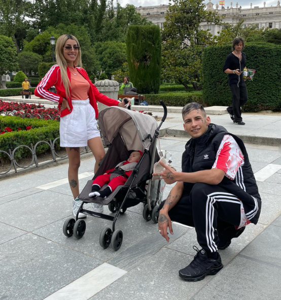 En familia, Elián Valenzuela junto a su pareja y su hija, con el Palacio Real de Madrid de fondo