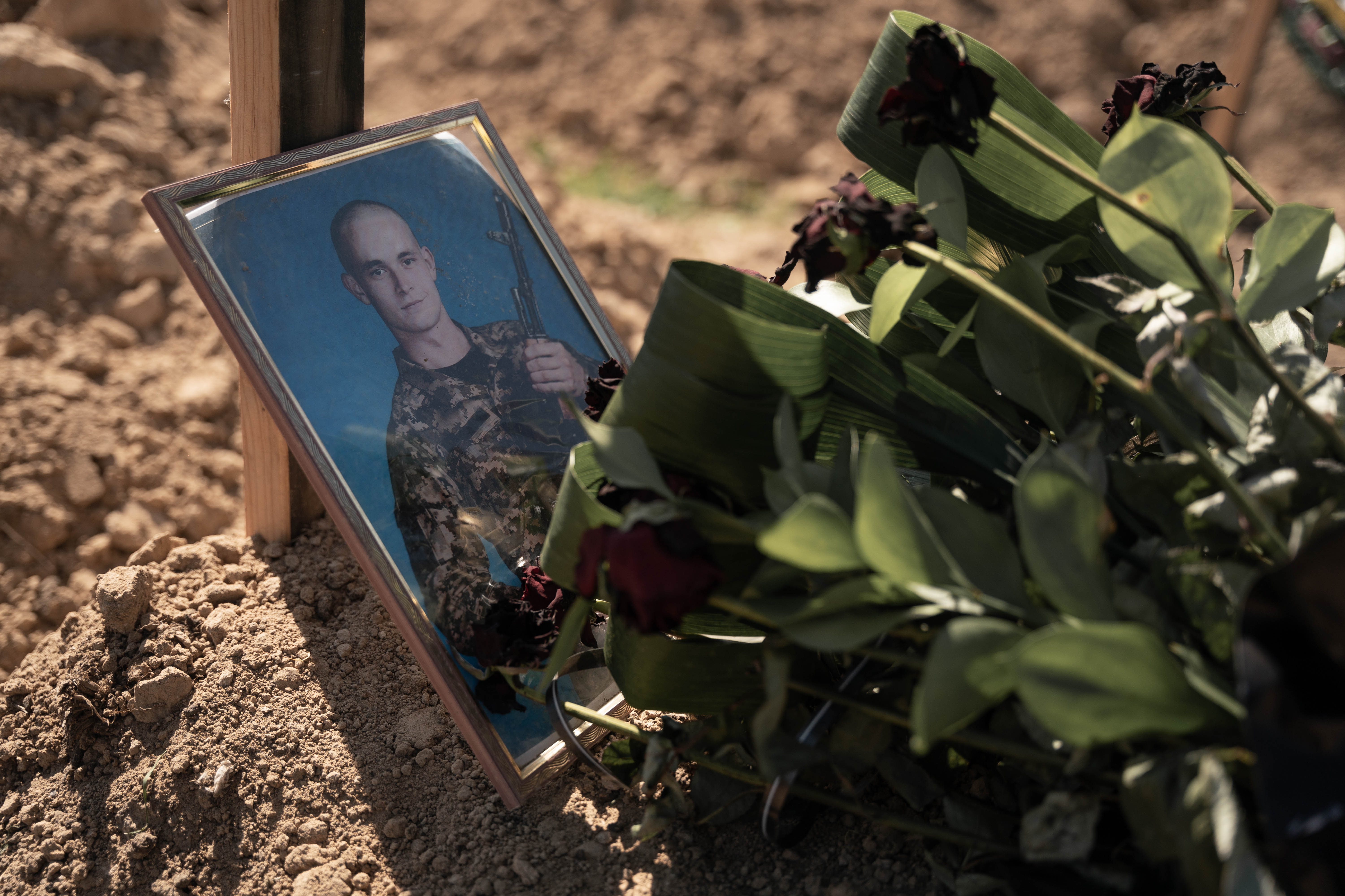Un soldado ucraniano que cayó frente a las tropas rusas y fue enterrado la semana pasada en el Cementerio 18 de Kharkiv. (Foto: Franco Fafasuli)
