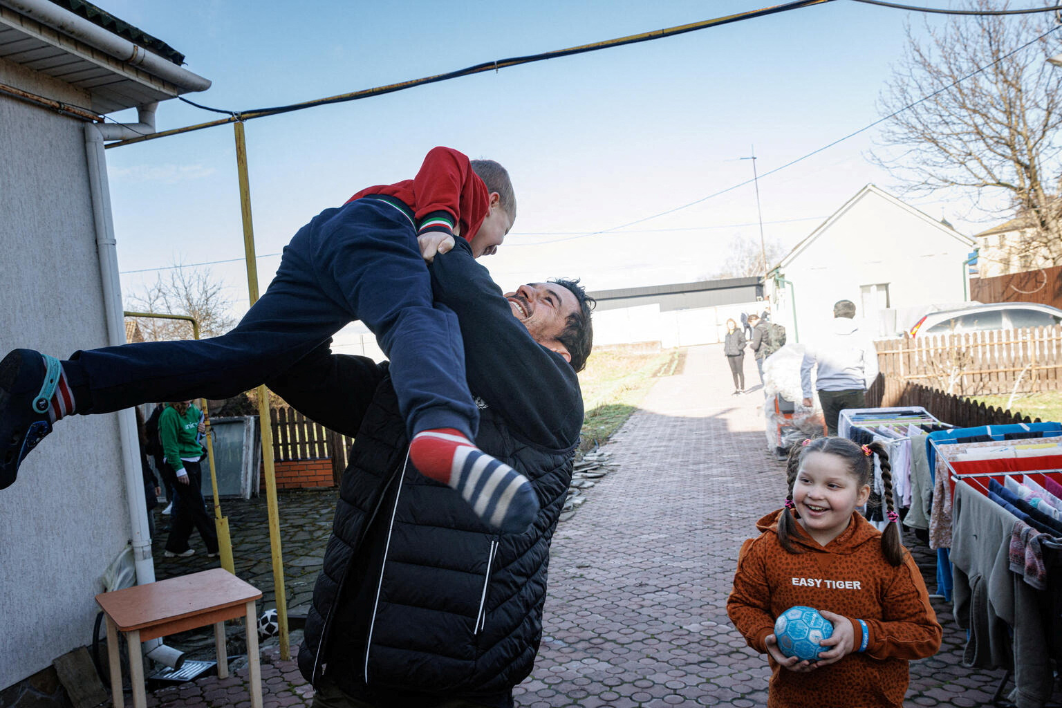 Bloom juega con Yurii, de 6 años, un niño adoptado por una pareja ucraniana (UNICEF/Skyba/REUTERS)