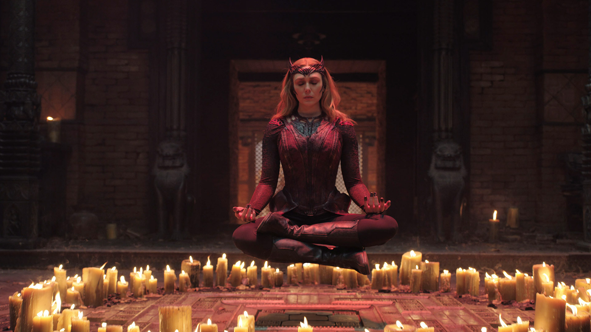 Elizabeth Olsen como Wanda Maximoff en una escena de “Doctor Strange en el multiverso de la locura” (Marvel Studios via AP)