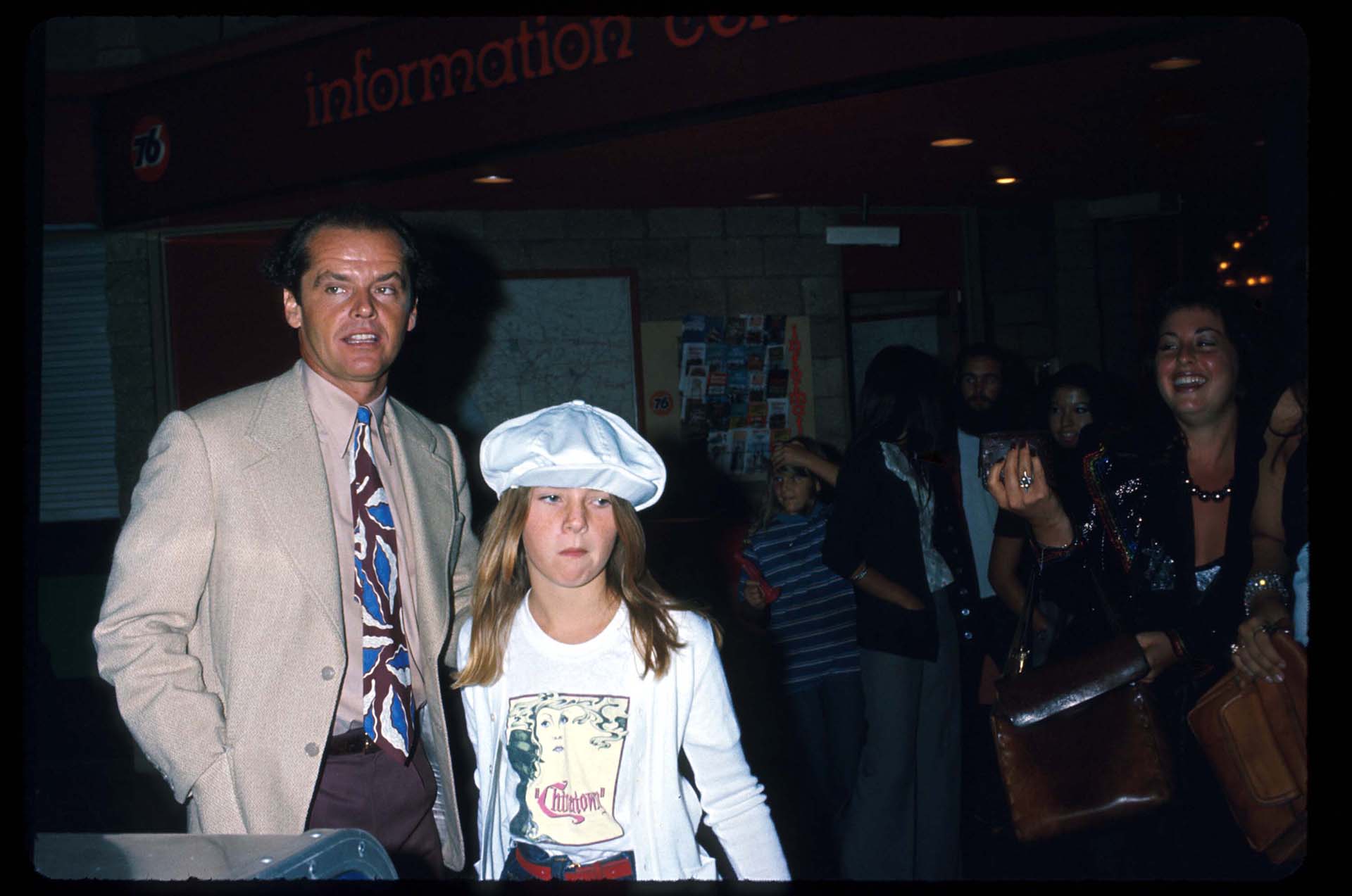 Nicholson junto a su primera hija, Jennifer, que tuvo con Sandra Knight, en diciembre de 1975. La chica fue su vestuarista en el film "Los dos Jakes" de 1990 (Photo by Maureen Donaldson/Liaison)
