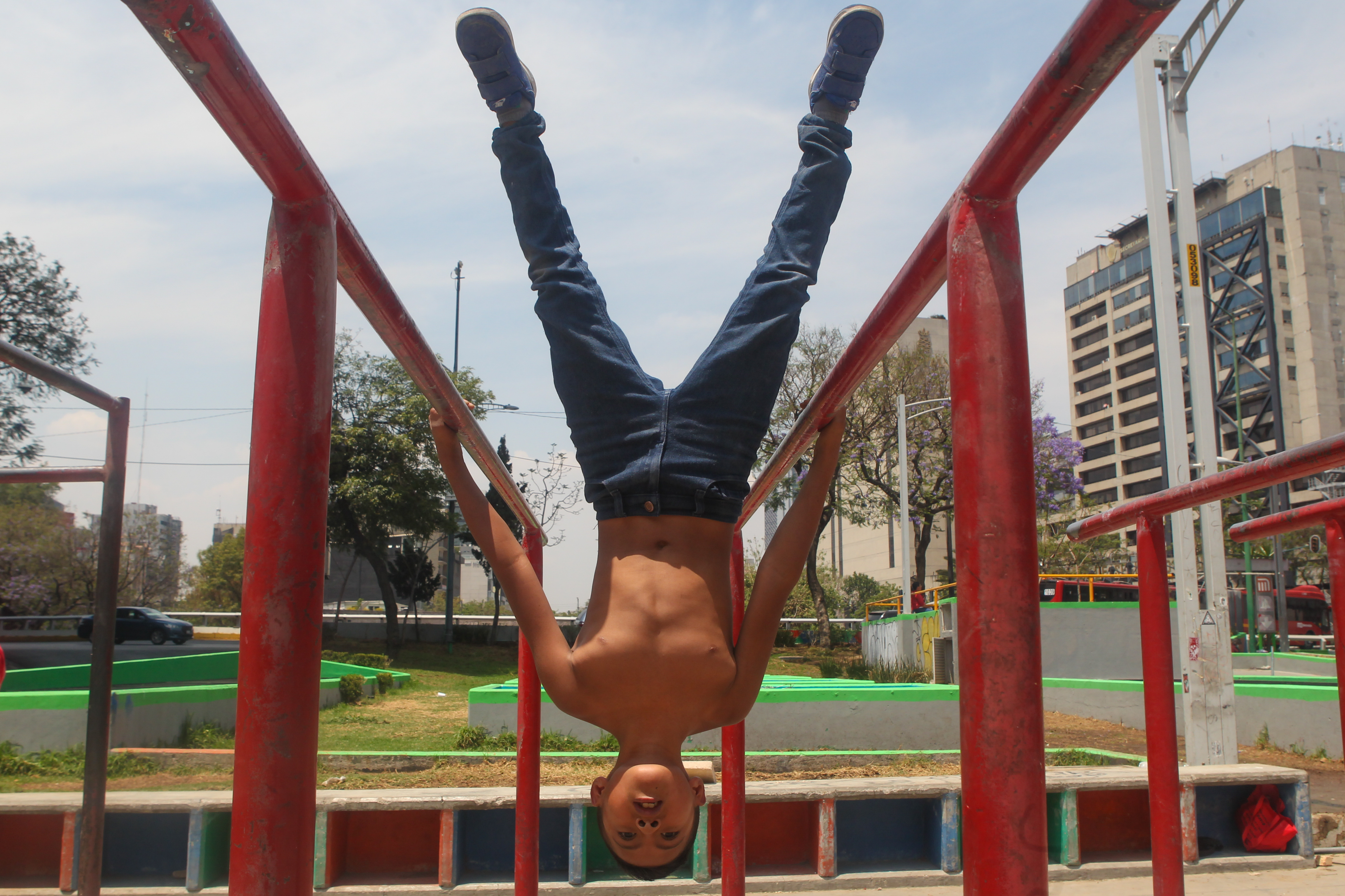 Christian durante la ejecución de ejercicios en las barras de Insurgentes, Ciudad de México. Abril 15, 2021